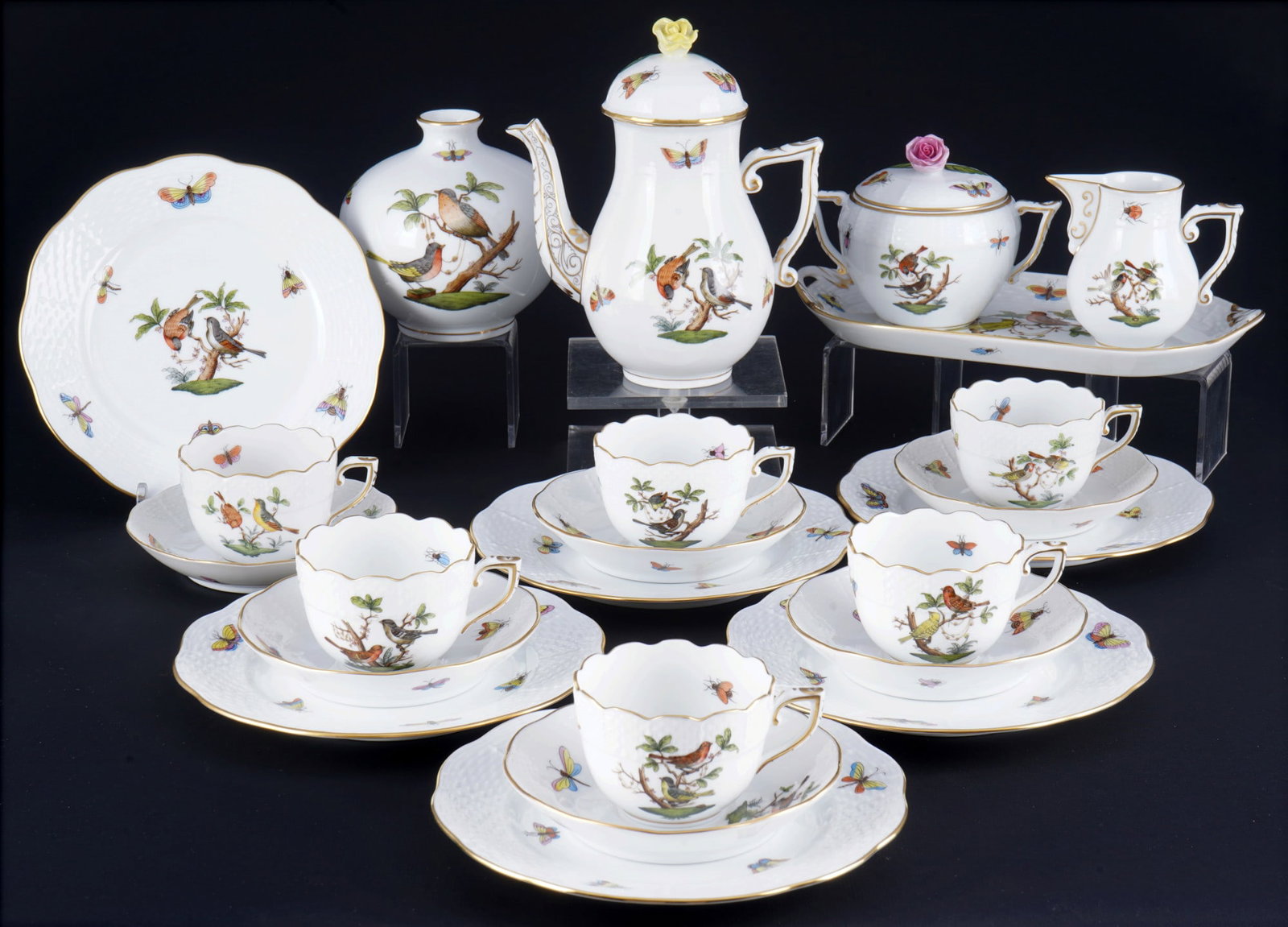 Herend Rothschild coffee service for 6 persons,: 23-piece porcelain, Hungary 20th century, blue company mark, decor RO Rothschild, 1x tea pot #613 H 16.5 cm x D 8.5 cm, 1x milk jug #636 H 8 cm, 1x sugar bowl #666 H 9 cm x D 8.5 cm, 6x demitasse cups