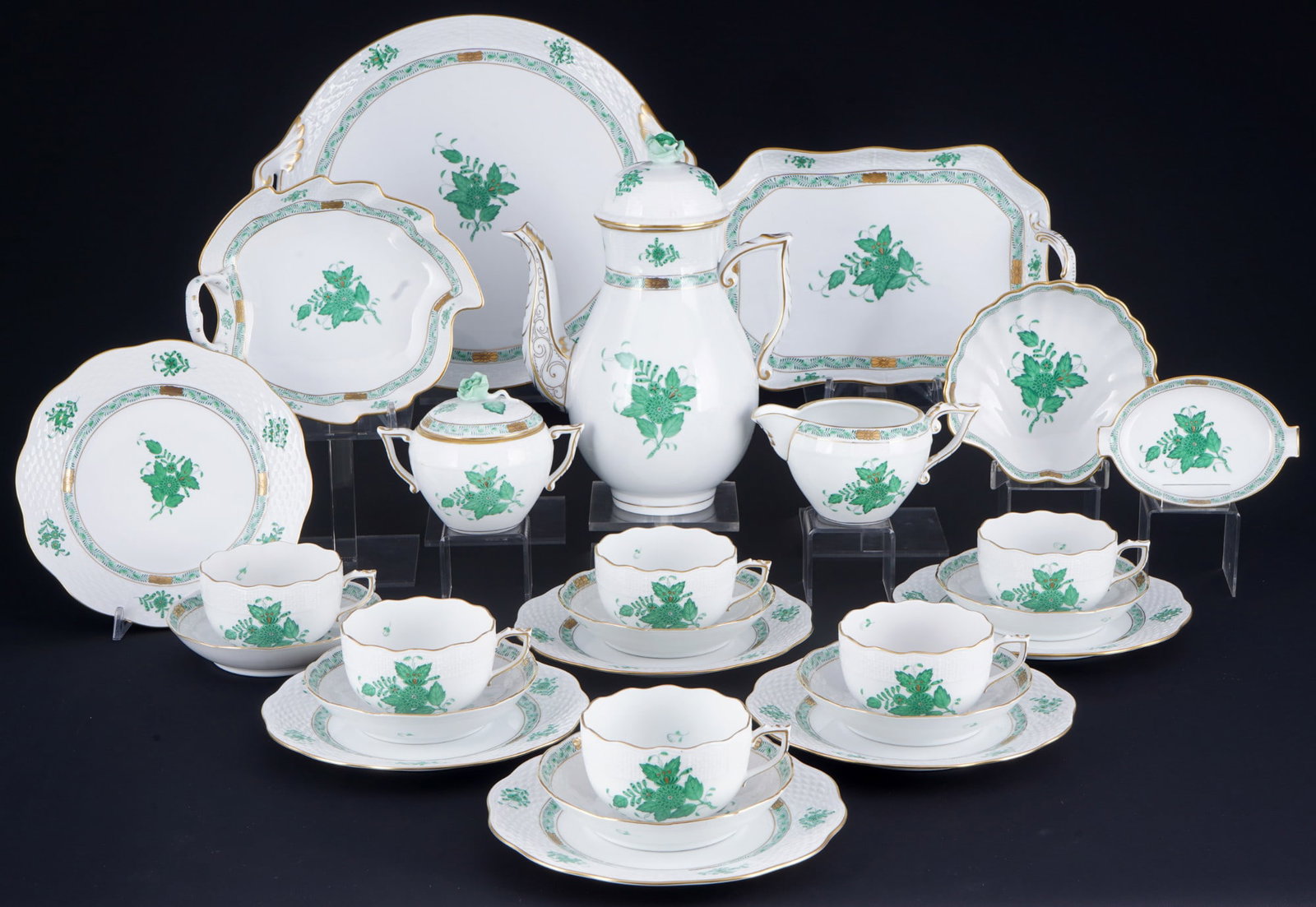 Herend Apponyi Vert tea service for 6 persons,: 26-piece porcelain, Hungary 20th century, blue company mark, decor AV Apponyi Vert, 1x pot #611 H 25.5 cm x D 12.5 cm, 1x milk jug #647 H 7 cm x D 9.5 cm, 1x sugar bowl #665 H 10 cm x D 9 cm, 6x tea c