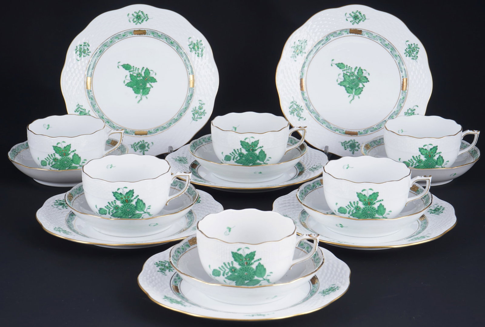 Herend Apponyi Vert 6 tea place settings,: 18-piece porcelain, Hungary 20th century, blue company mark, decor AV Apponyi Vert, 6x tea cups #704 H 5.5 cm x D 9 cm, 6x saucers #704 D 13.5 cm, 6x cake plates #517 D 19 cm
