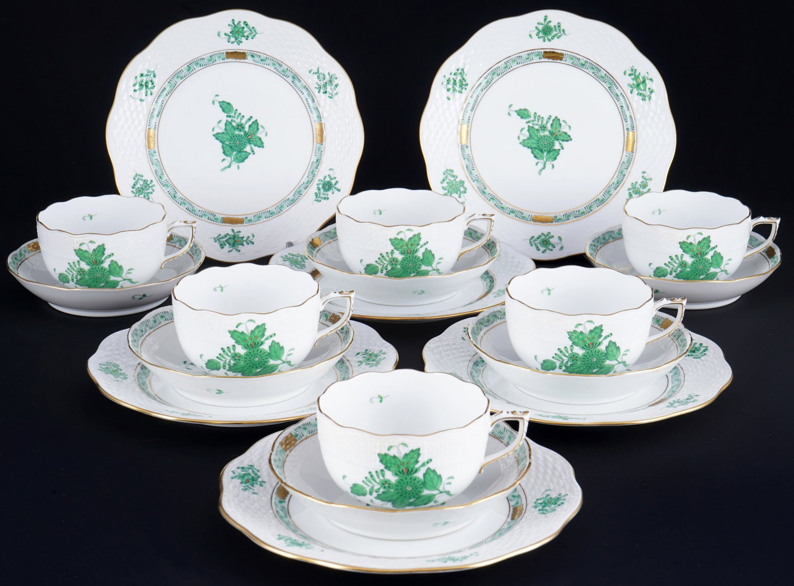 Herend Apponyi Vert 6 tea place settings,: 18-piece porcelain, Hungary 20th century, blue company mark, decor AV Apponyi Vert, 6x tea cups #704 H 5.5 cm x D 8.5 cm, 6x saucers #704 D 13.5 cm, 6x dessert plates #517 D 19 cm