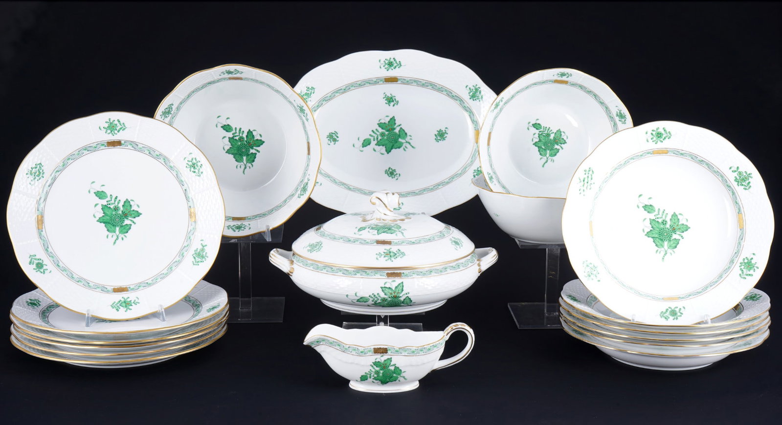 Herend Apponyi Vert diner service for 6 persons,: 18-piece porcelain, Hungary 20th century, blue company mark, decor AV Apponyi Vert, 6x dinner plates #524 D 25.5 cm, 6x soup plates #503 D 24.5 cm, 1x tureen #84 H 13.5 cm x D 23 cm, 1x bowl #366 H 8.