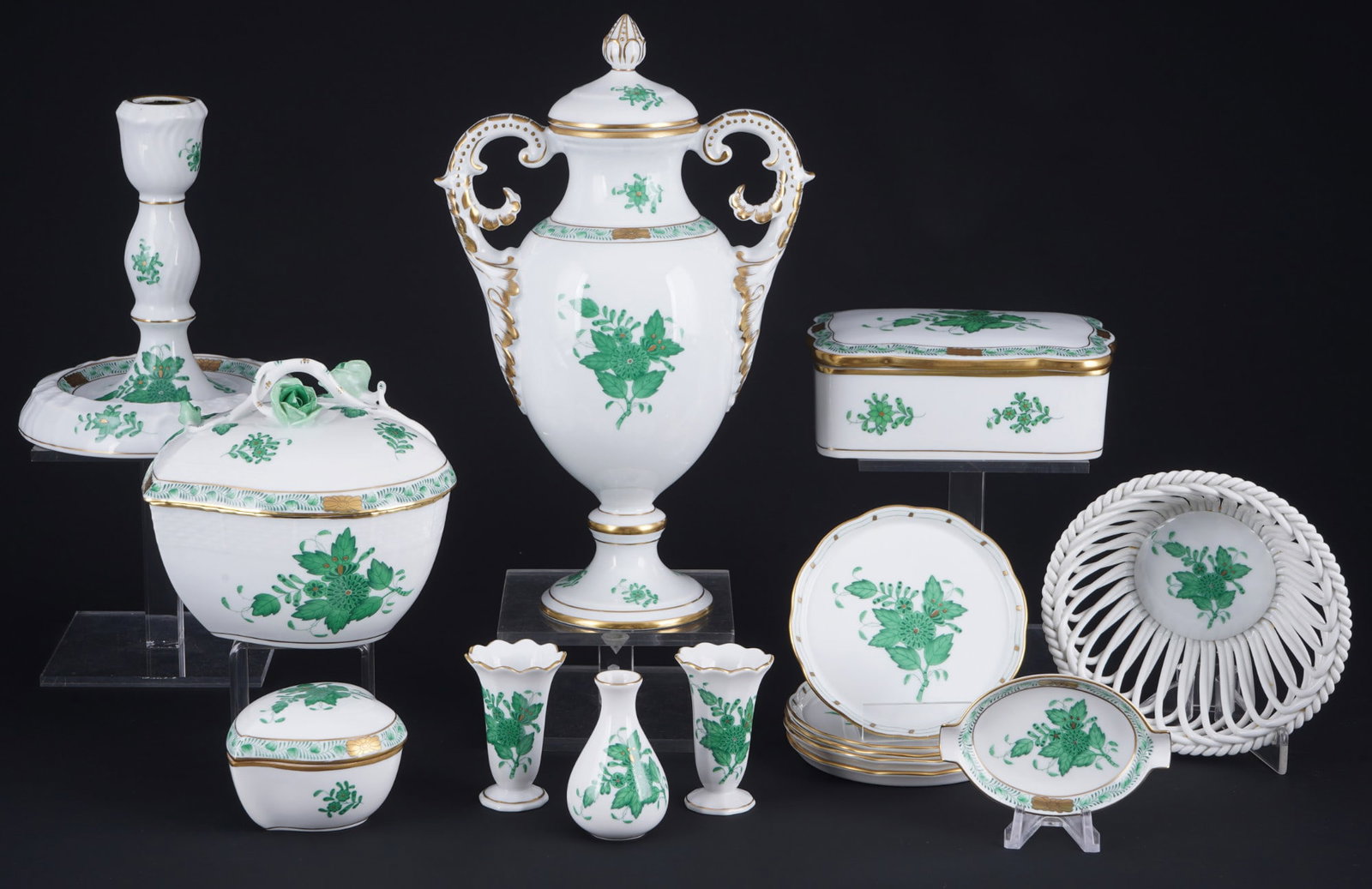 Herend Apponyi Vert 15-piece decorative porcelain,: 15-piece porcelain, Hungary 20th century, blue company mark, decor AV Apponyi Vert, 1x amphora #6690 H 25.5 cm x W 16 cm x D 9.5 cm, 1x heart-shaped box #6000 H 11.5 cm x W 13 cm, 1x lidded box #7975 