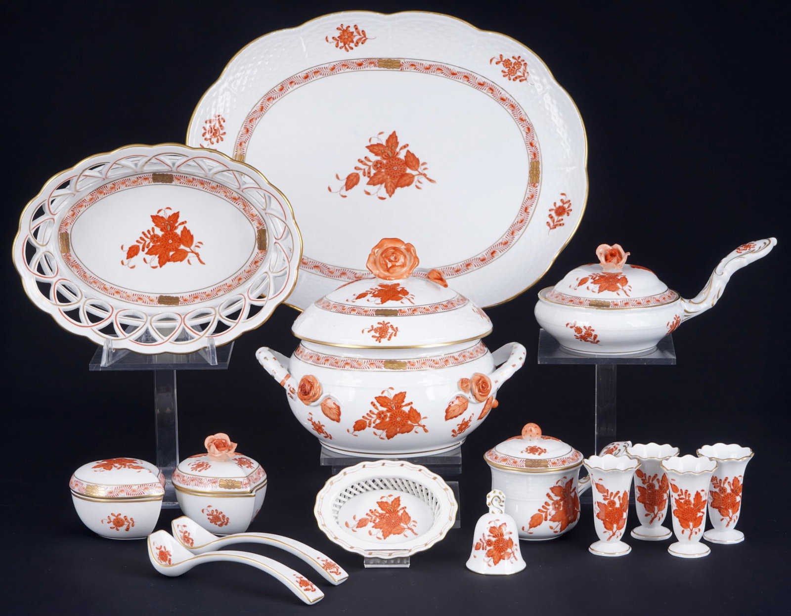 Herend Apponyi Orange 15-piece porcelain lot,: 15-piece porcelain, Hungary 20th century, blue company mark, decor AOG Apponyi Orange, 1x tureen #25 H 14.5 cm x D 15 cm, 1x basket #7403 W 21 cm x D 15.5 cm, 1x butter pan #738 D 11 cm x W 19 cm, 1x 