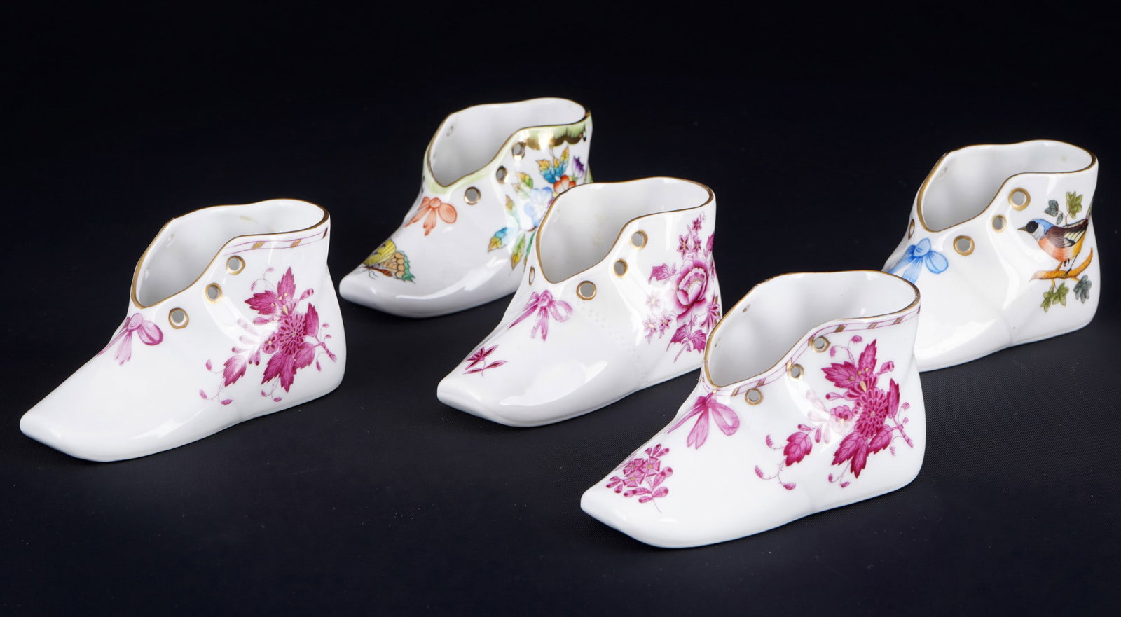 Herend Mix 5 shoes - various designs,: porcelain, Hungary 20th century, blue company mark (Rothschild with student mark 1839), decor Apponyi Purple, Queen Victoria and Rothschild, model no. 7570, 4x H 5 cm x D 10 cm, small firing cracks on