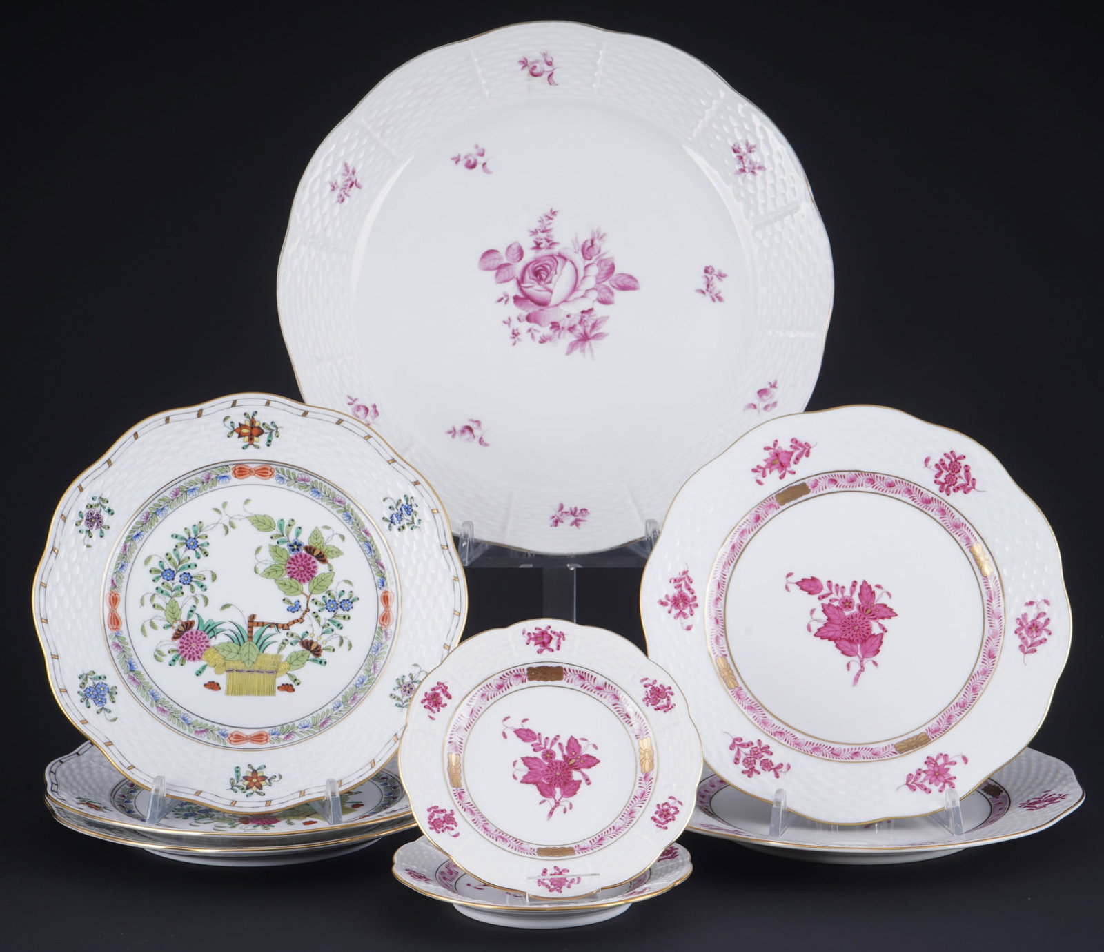 Herend Mix 8-piece plate lot - various designs,: porcelain, Hungary 20th century, blue company mark, decor AP Apponyi Purple, FD Fleurs des Indes Colored and BP Bouquet Purple, 4x dessert plates # 517 D 19 cm, 1x dessert plate #519 D 20,5 cm, 2x