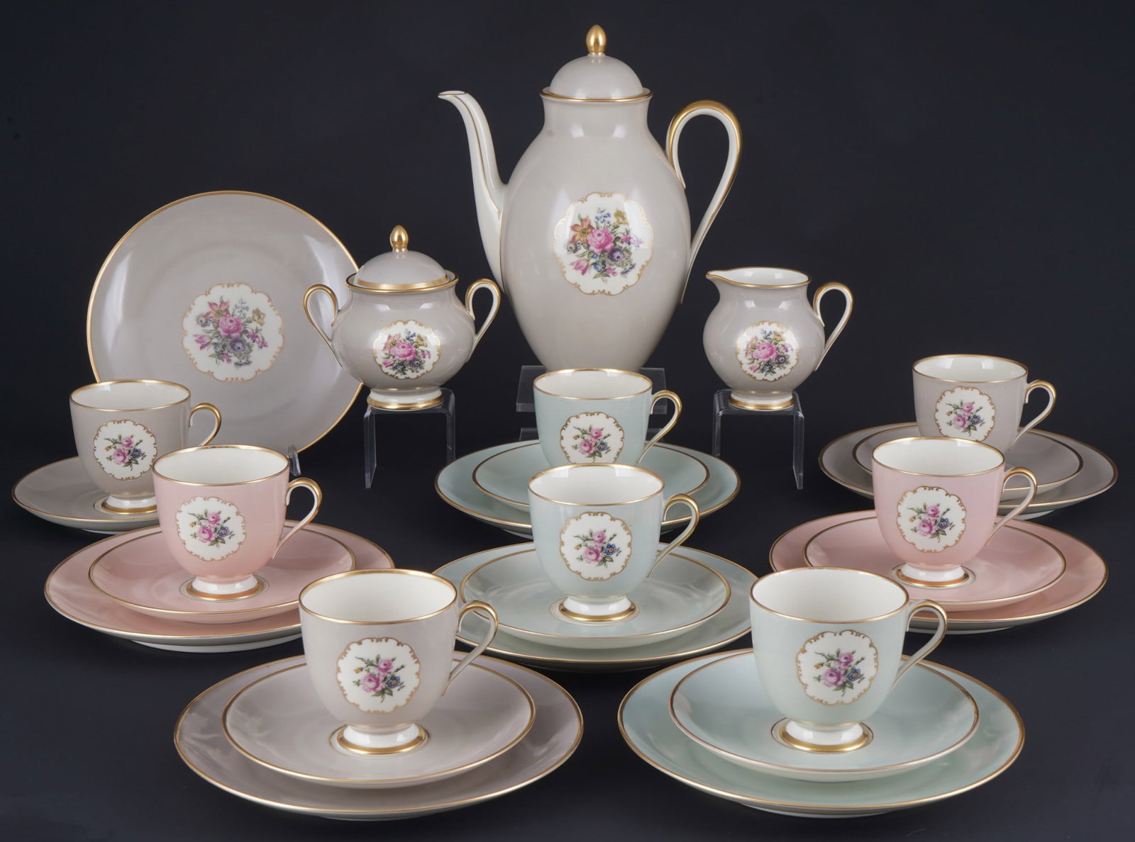 Fuerstenberg Medallion Flower Bouquet coffee service for 6 persons - in different colors,: 27-piece porcelain, green company mark, 1x coffee pot H 25 cm x 12.5 cm, 1x milk pot H 9 cm x 8cm, 1x sugar bowl H 12.5 cm x D 9.5 cm, 8x cups H 7.5 cm x D 7.5 cm, 8x UT D 14 cm, 8x cake plate D 19 cm