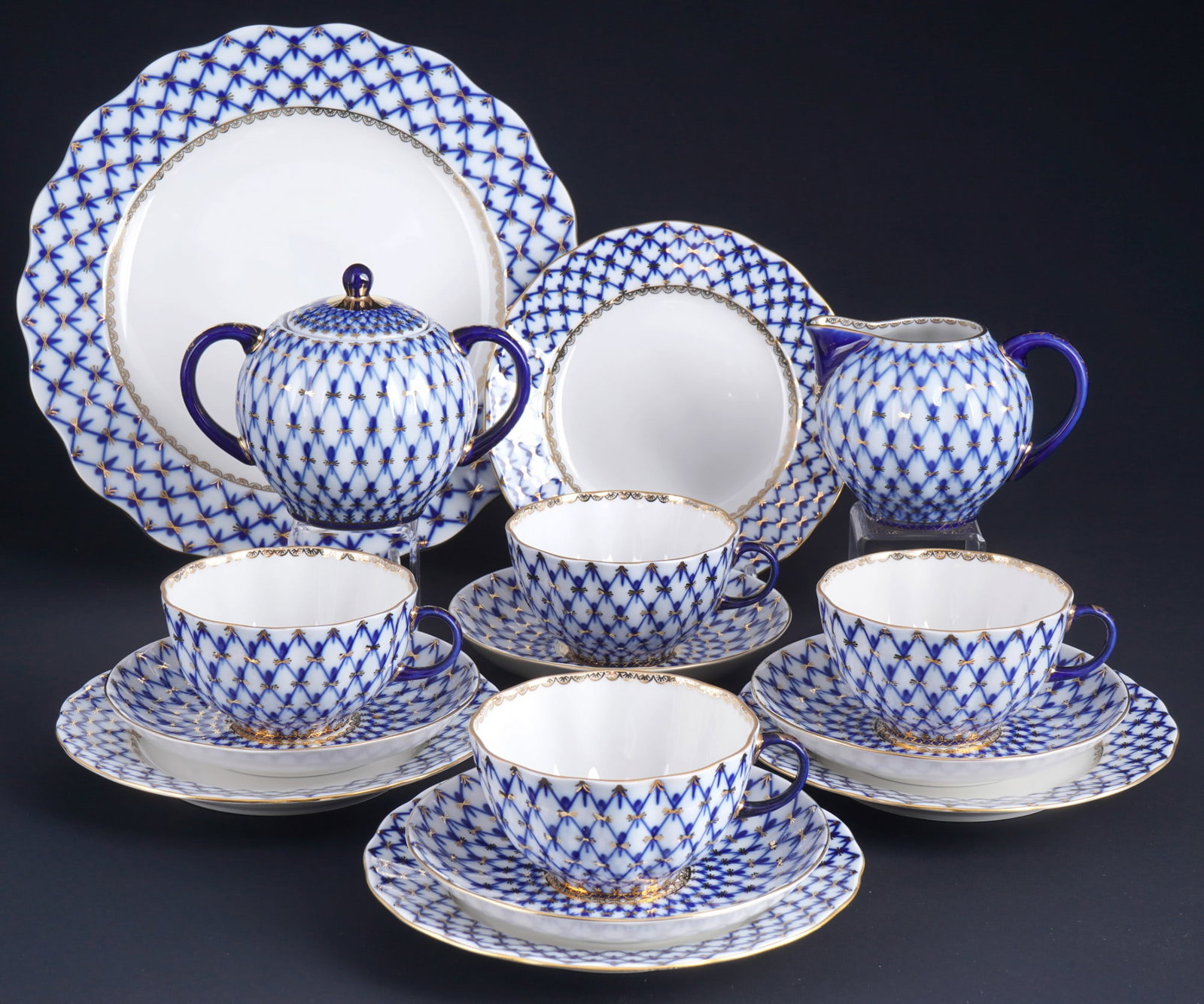 Lomonosov Royal Blue Net Gold tea set for 4 persons,: 15-piece porcelain, Russia, blue company mark Russia, decor Royal Blue Net Gold, shape Leningrad, 4x tea cups H 6 cm x D 10 cm, 4x saucers D 15 cm, 4x dessert plates D 18 cm, 1x milk jug H 9 cm x D 9 