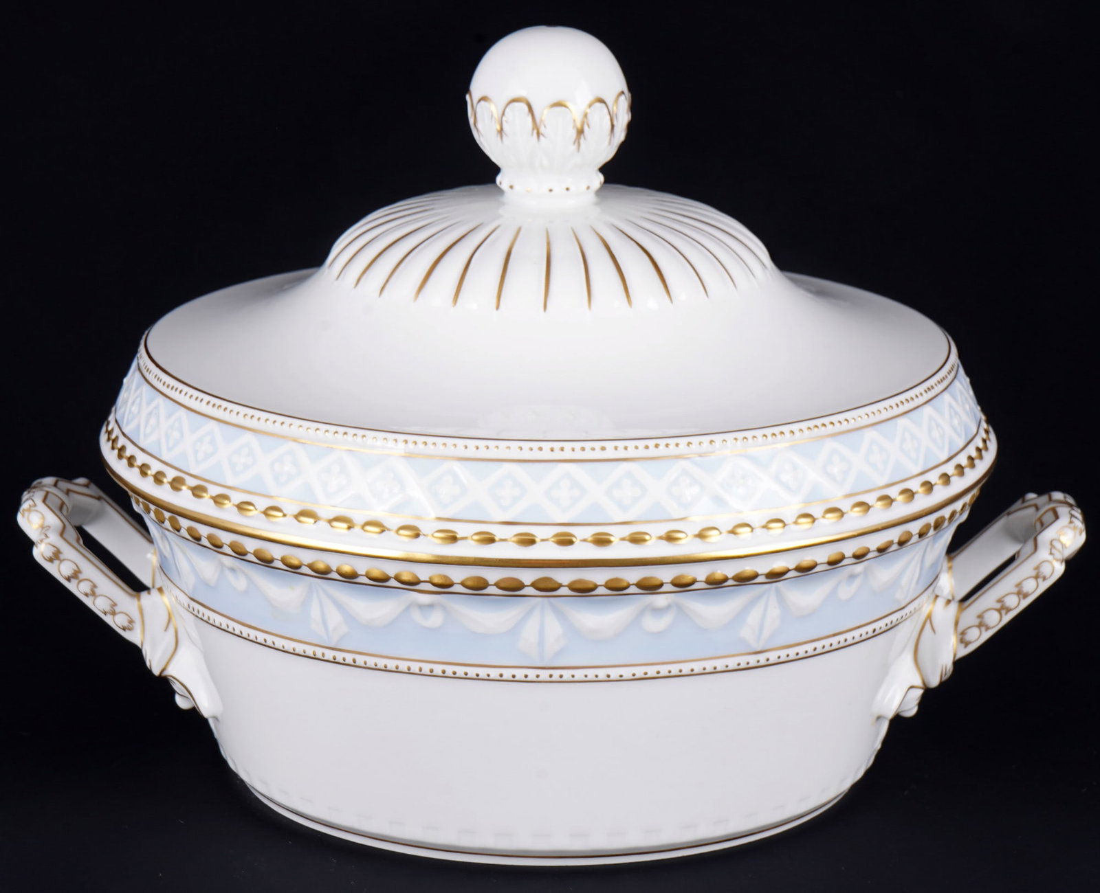KPM Berlin Courland Light Blue lidded tureen,: porcelain, Royal porcelain Manufactory Berlin, blue scepter mark with green imperial orb, decor Courland Light Blue with gold trim, form design by Johann Karl Friedrich RIESE (1759?1834) around 1790, 