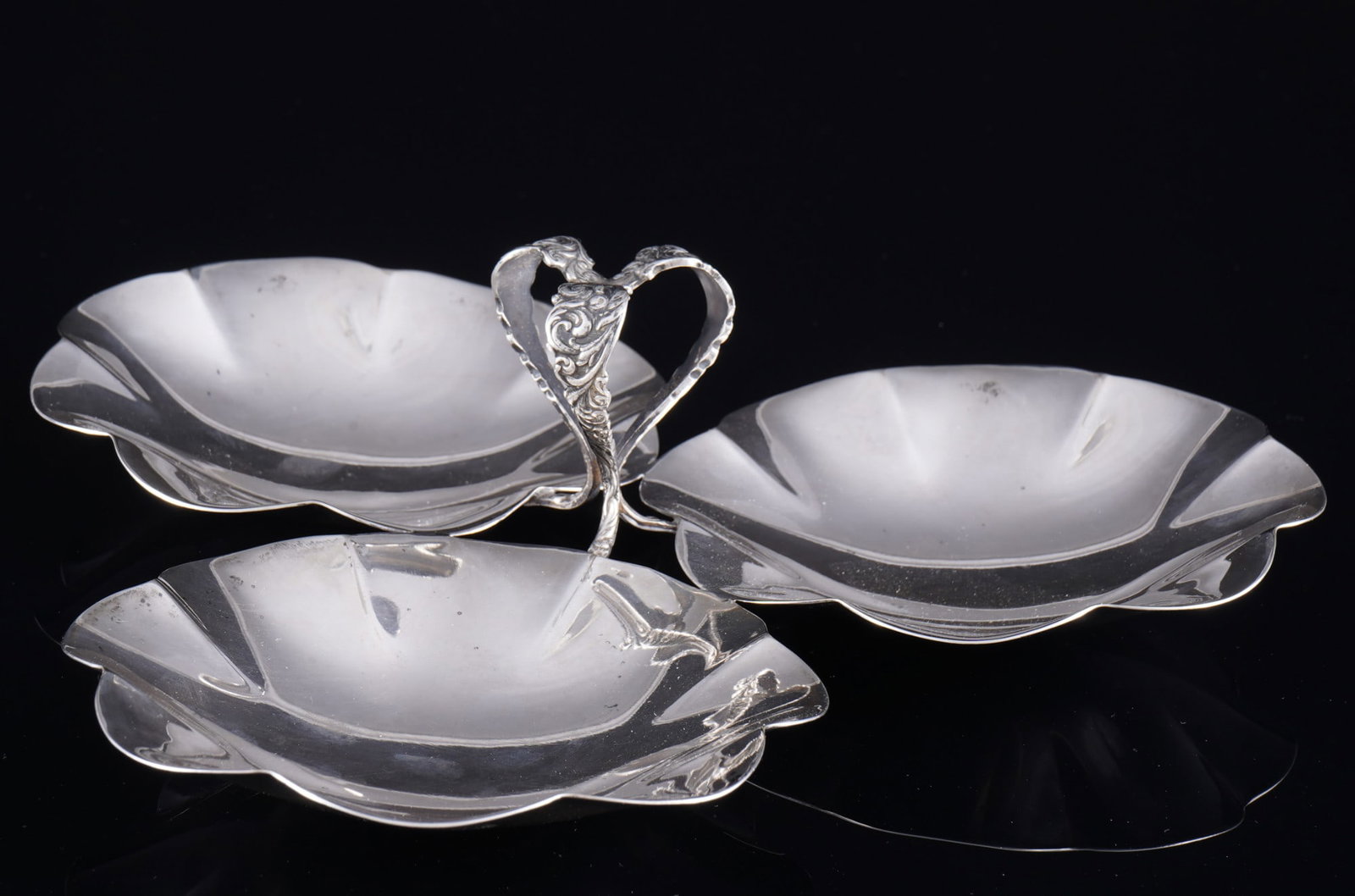 Silver Cabaret Bowl: Silver, hallmarked and tested, cabaret bowl with three leaf-shaped indentations and wavy edges, diameter 24 cm, weight 296 grams