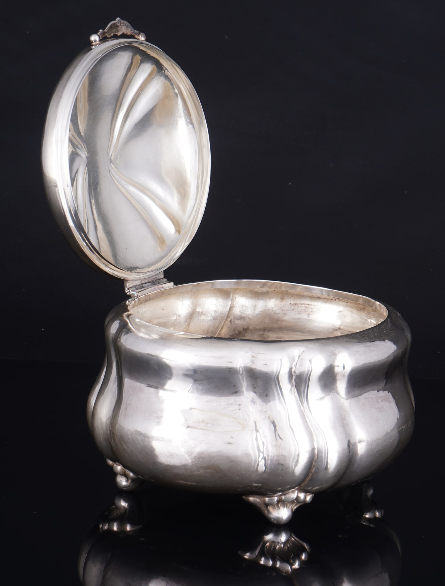 Laeger & Co Hanau 800 silver large lidded box, - 2