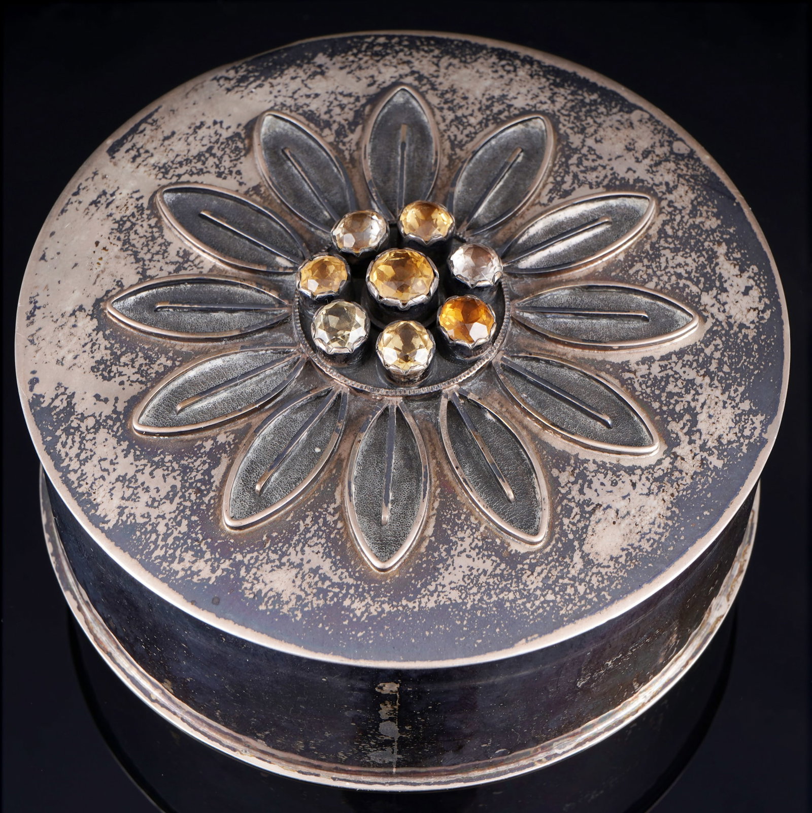 835 silver lidded box with smoky quartz,: 835 silver, stamped 835, round lidded box, lid with stylized floral ornament with centrally arranged smoky quartz crystals, H 5 cm x D 11 cm, weight 268 grams