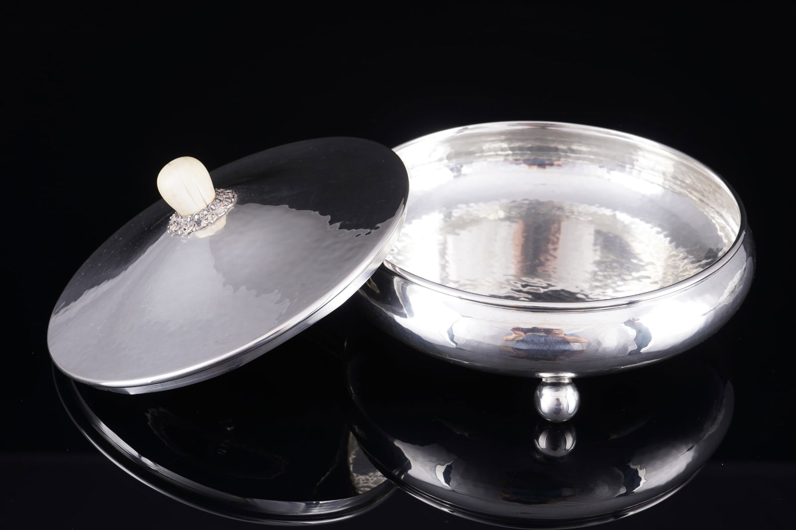 835 Silver Art Deco Hammered lidded box - Adolf Kander, - 2
