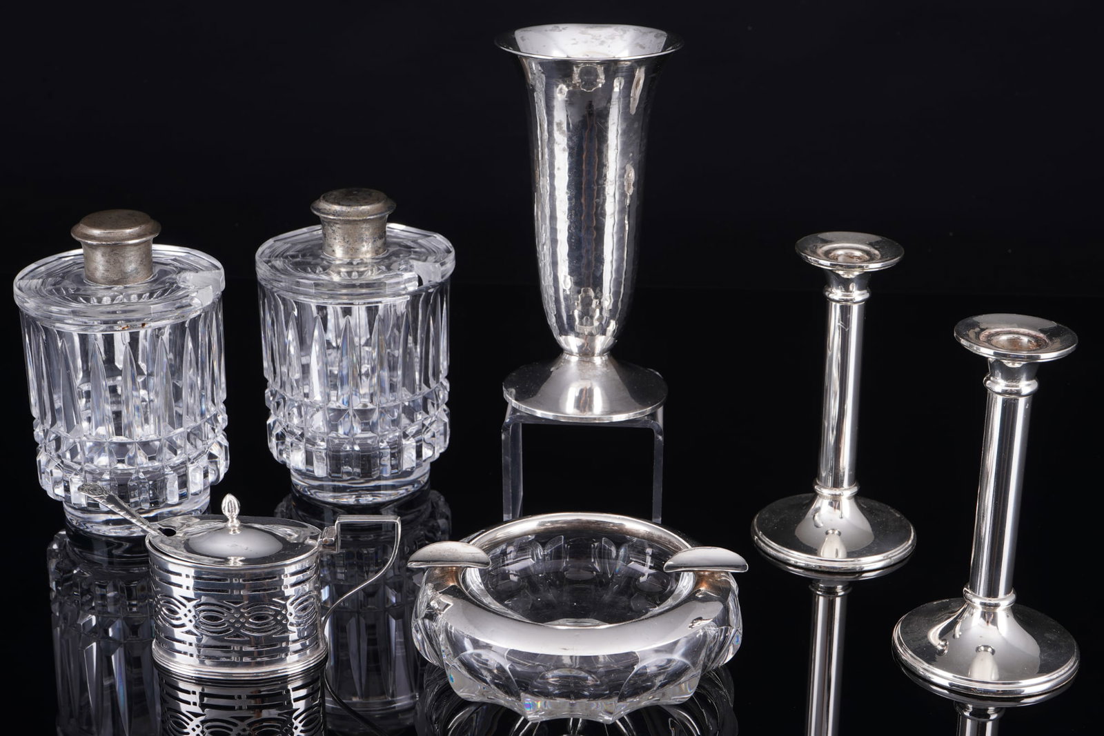 800-925 silver - 7-piece silver set,: Silver, all stamped 800 to 925, 2x candlesticks H 11.3 cm, 2x mustard pots H 11.8 cm D 7.3 cm, vase H 13 cm D 6.5 cm, ashtray D 10.5 cm, sugar bowl with small spoon H 5.8 cm W 8.5 cm, total weight