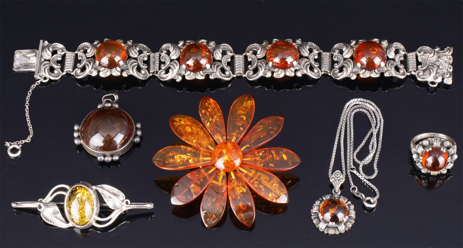 Amber jewelry with silver,: Amber and 925 silver, jewelry set consisting of amber in various settings and styles, silver bracelet with four amber cabochons (18.5 cm long), silver brooch (6 cm long), large round pendant (2.8 x