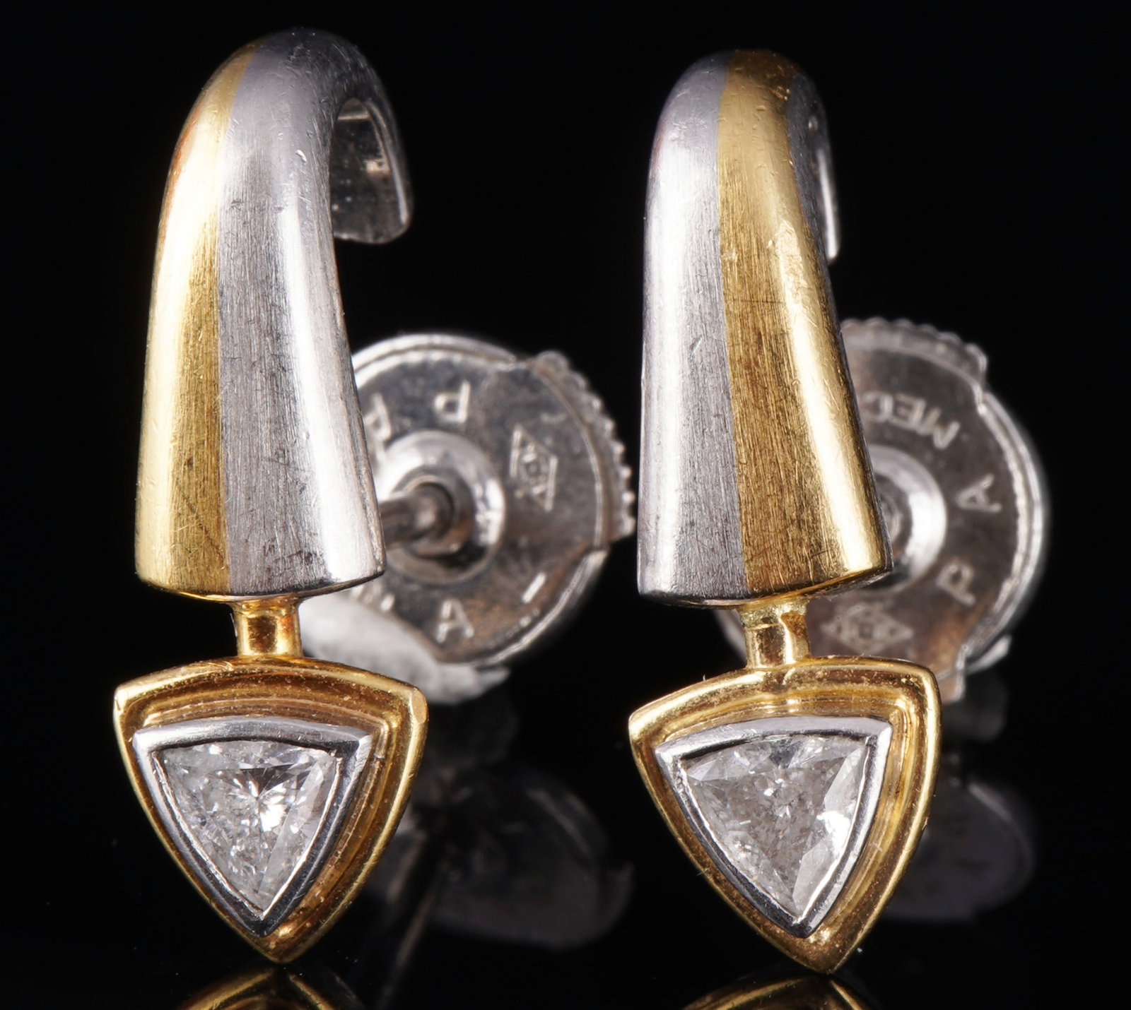 950 platinum and 750 gold stud earrings with diamonds,: PL 950 Platinum and GG 750 Yellow Gold, stamped 750 GG + RB, elegant pair of platinum and gold stud earrings, each with a diamond set in a triangular shape, L 17 mm, weight 6.3 grams