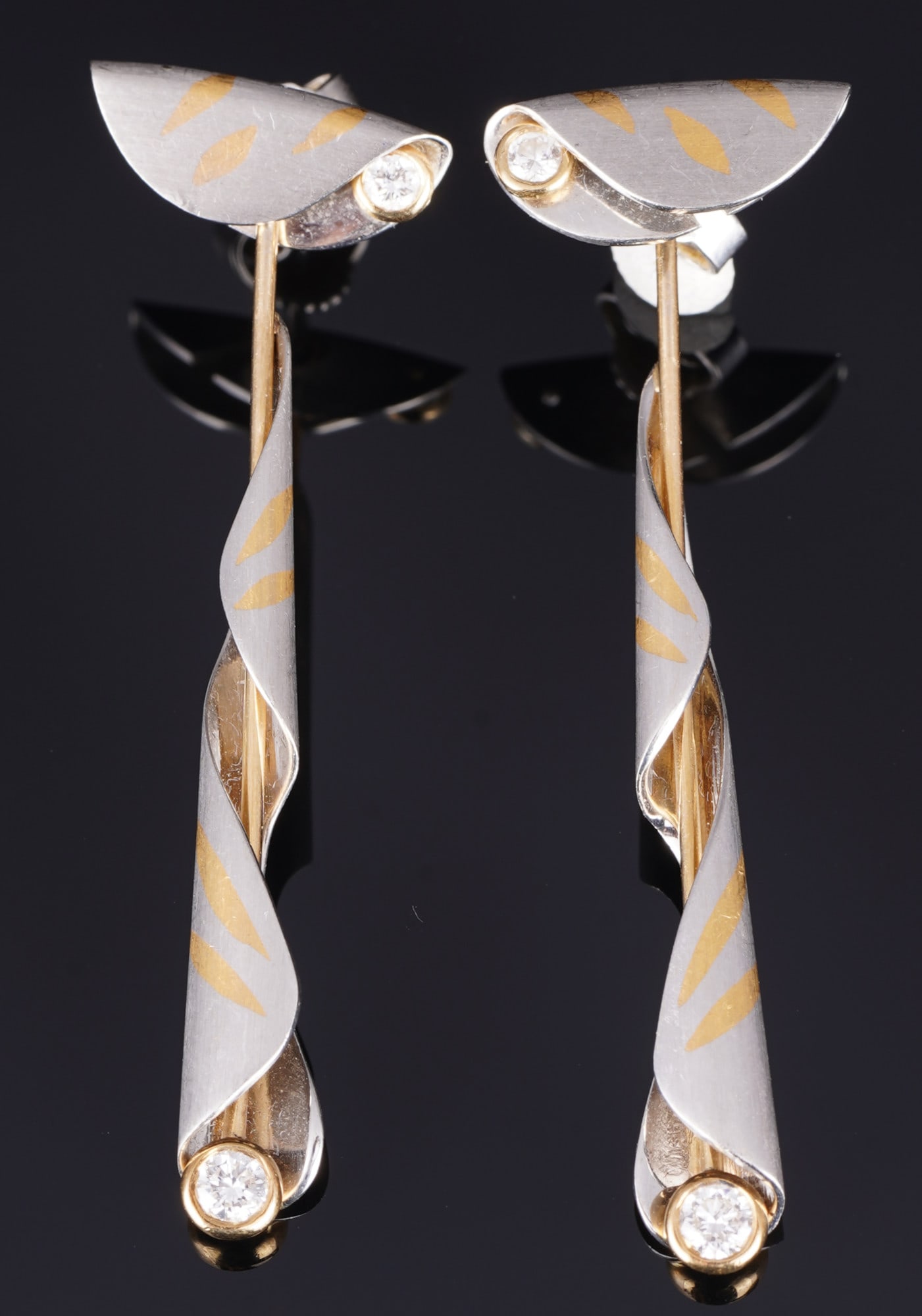 950 Platinum and Gold - Long Designer Stud Earrings with Diamond Setting,: PL 950 Platinum and Gold, stamped 950 PL + company logo, elegant designer stud earrings in 950 platinum and yellow gold in a modern curved shape, matte surfaces with decorative gold inlays and two