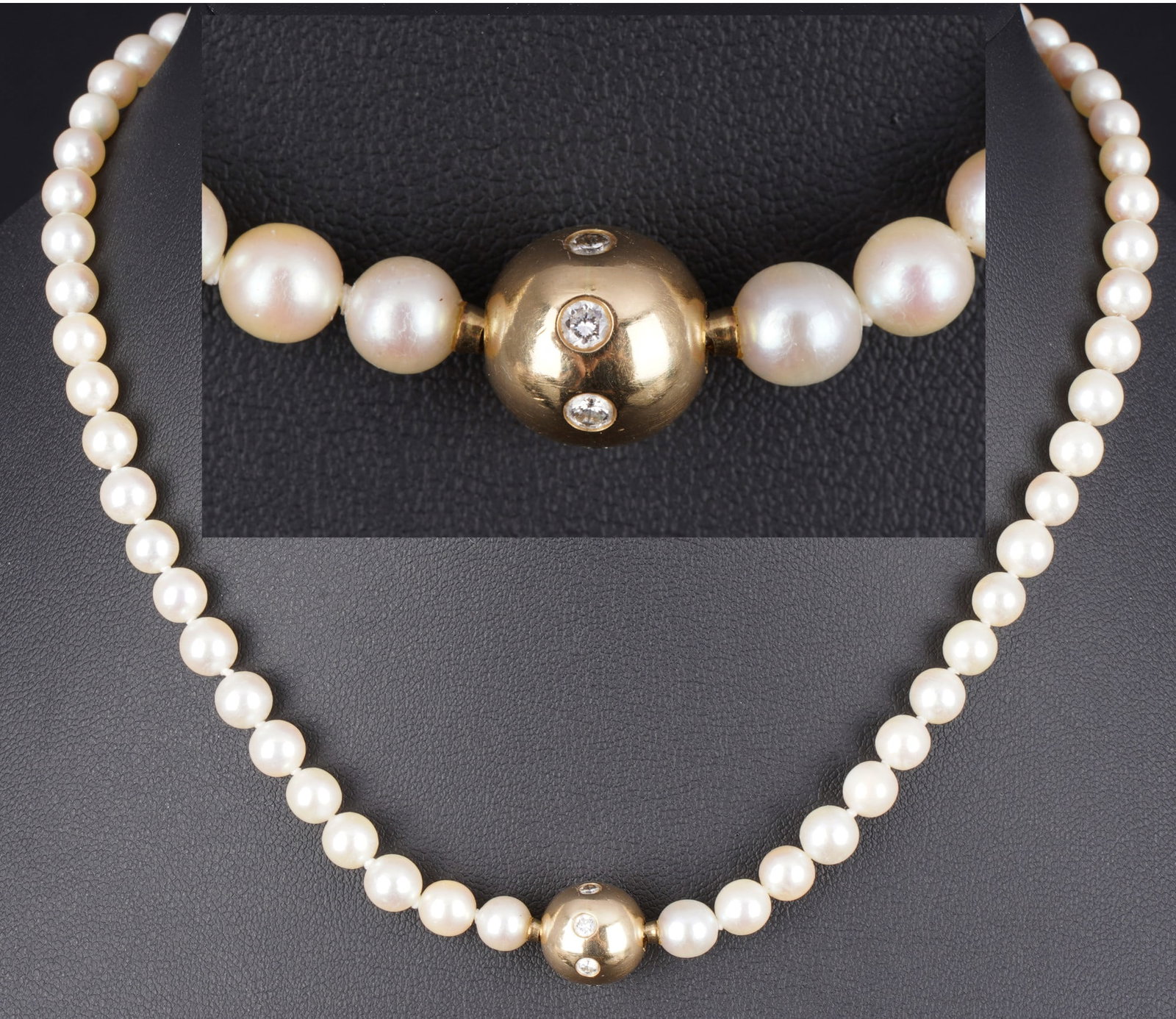 Pearl necklace with 750 gold ball clasp set with brilliant-cut diamonds 0.42 ct,: 18k yellow gold (GG 750), stamped 750, elegant pearl necklace with 18k yellow gold ball clasp and a total of 7 brilliant-cut diamonds totaling approx. 0.42 ct, length 42 cm, ball clasp diameter 1.1