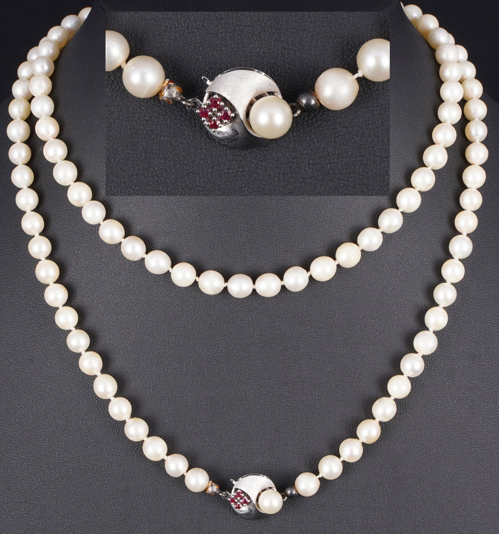 Pearl necklace with 585 gold clasp,: WG 585 white gold, stamped 585, elegant long pearl necklace made of evenly graduated, creamy white to slightly rose-hued cultured pearls with a clasp in 585 white gold, set with one pearl and four