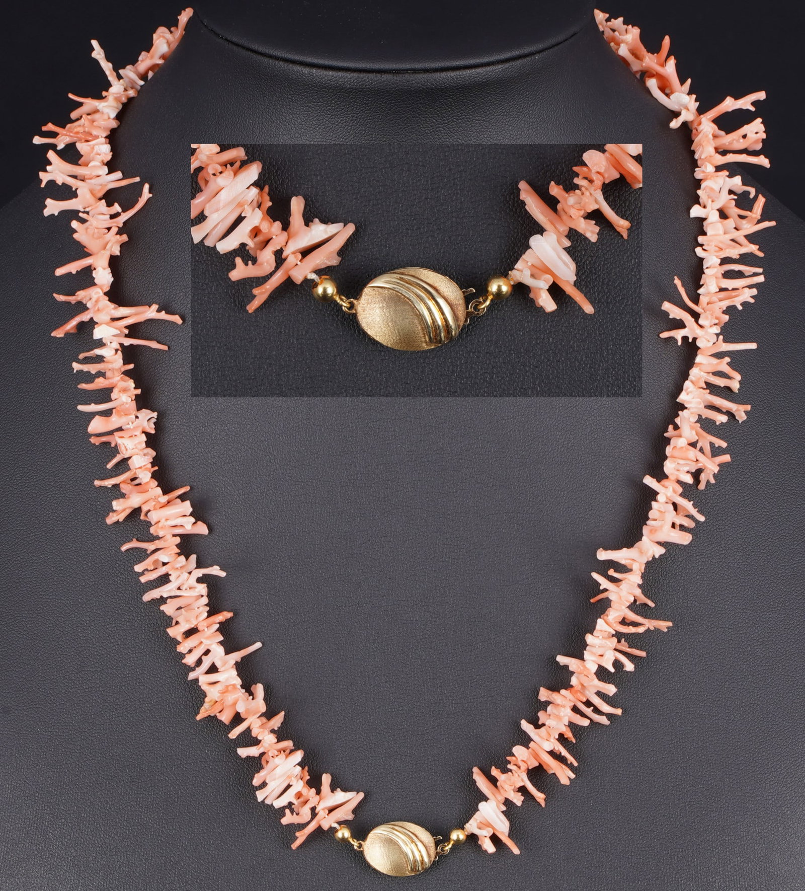 Coral necklace with 585 gold clasp,: 14k yellow gold (GG 585), stamped 585, necklace made of numerous natural branch coral elements in delicate pink to salmon tones with a 14k yellow gold clasp, length 59 cm, weight 40 grams