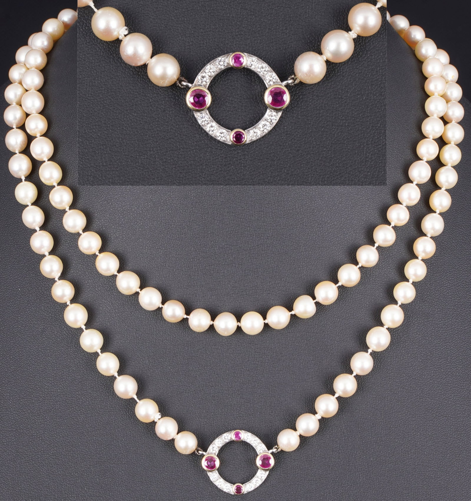 750 gold pearl necklace with ruby ??and diamond setting,: 18k white/yellow gold (WG/GG), stamped 750, elegant three-strand pearl necklace made of uniformly round, cream-colored pearls with a ring-shaped clasp in 18k white gold set with four rubies and 12