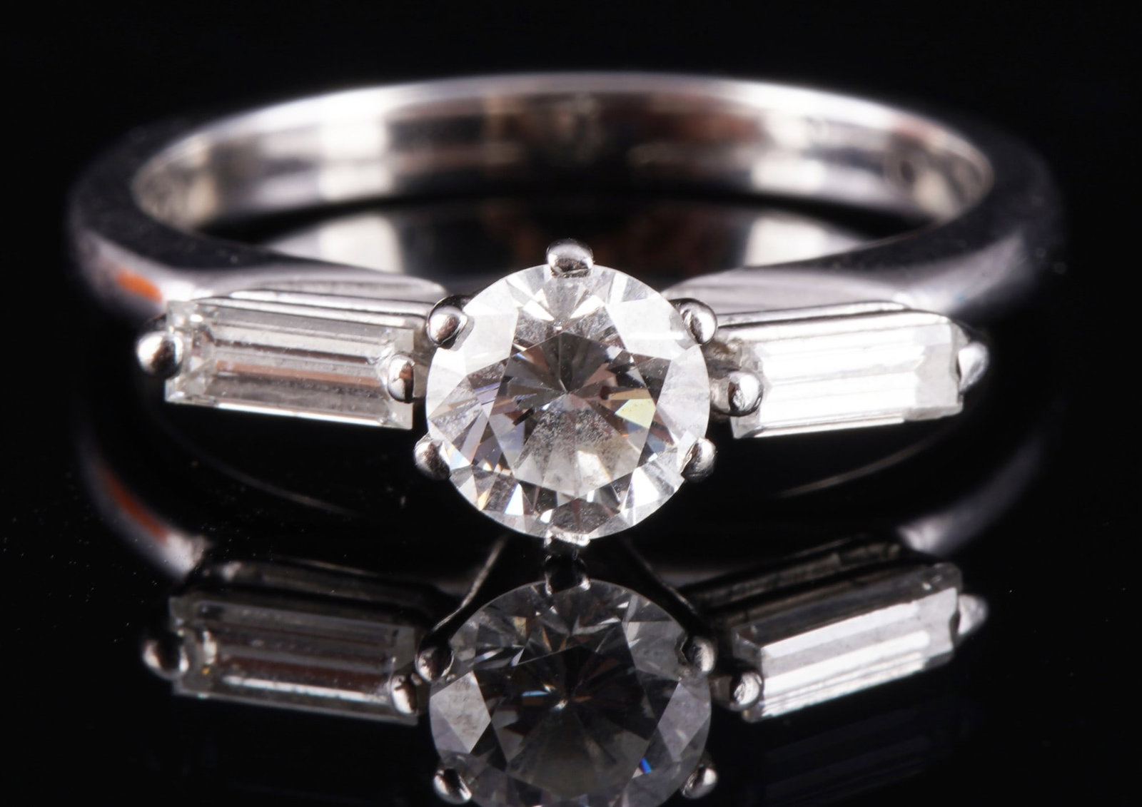 750 gold elegant ring with three brilliant-cut diamonds,: WG 750 white gold, stamped 750 + 0.659 + RB, elegant ladies' ring in 750 white gold with a centrally set brilliant-cut diamond and flanked by two further baguette-cut diamonds, ring height 26 mm,