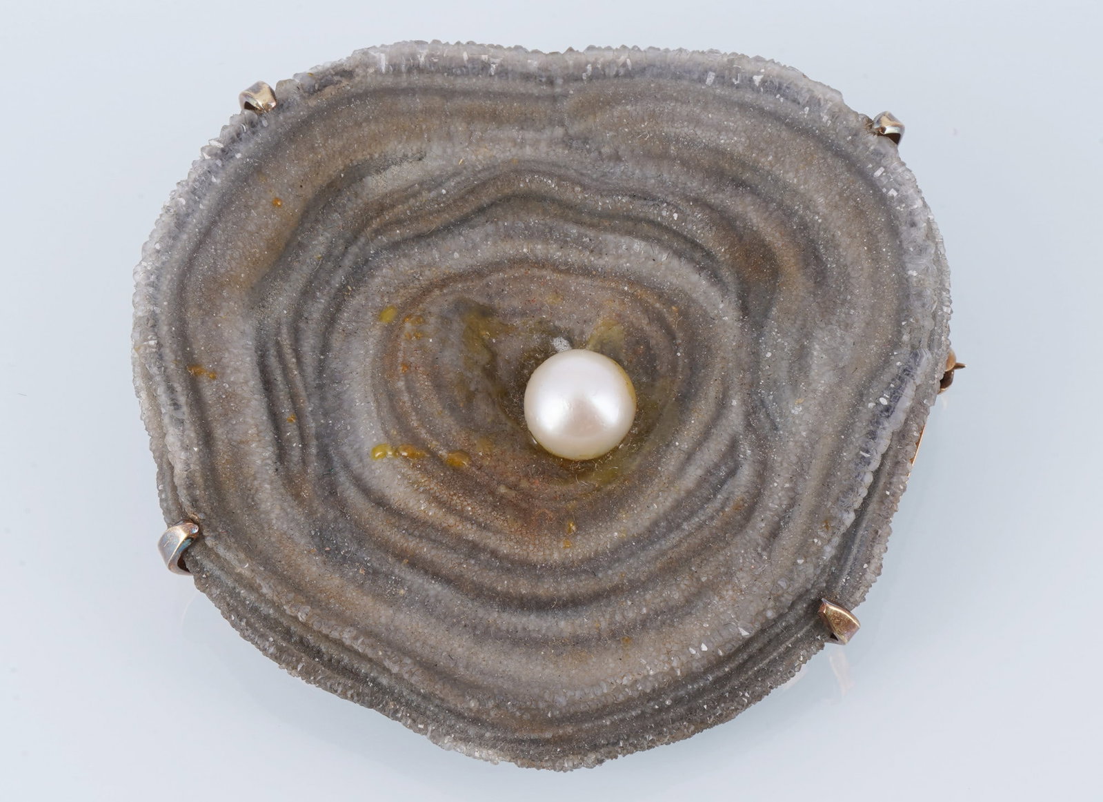 585 Gold Agate Brooch with Pearl: 585 gold, stamped 585, brooch with a natural agate geode, a pearl in the center and set in a 585 gold frame, approx. 49 mm x 45 mm, weight 20.6 g
