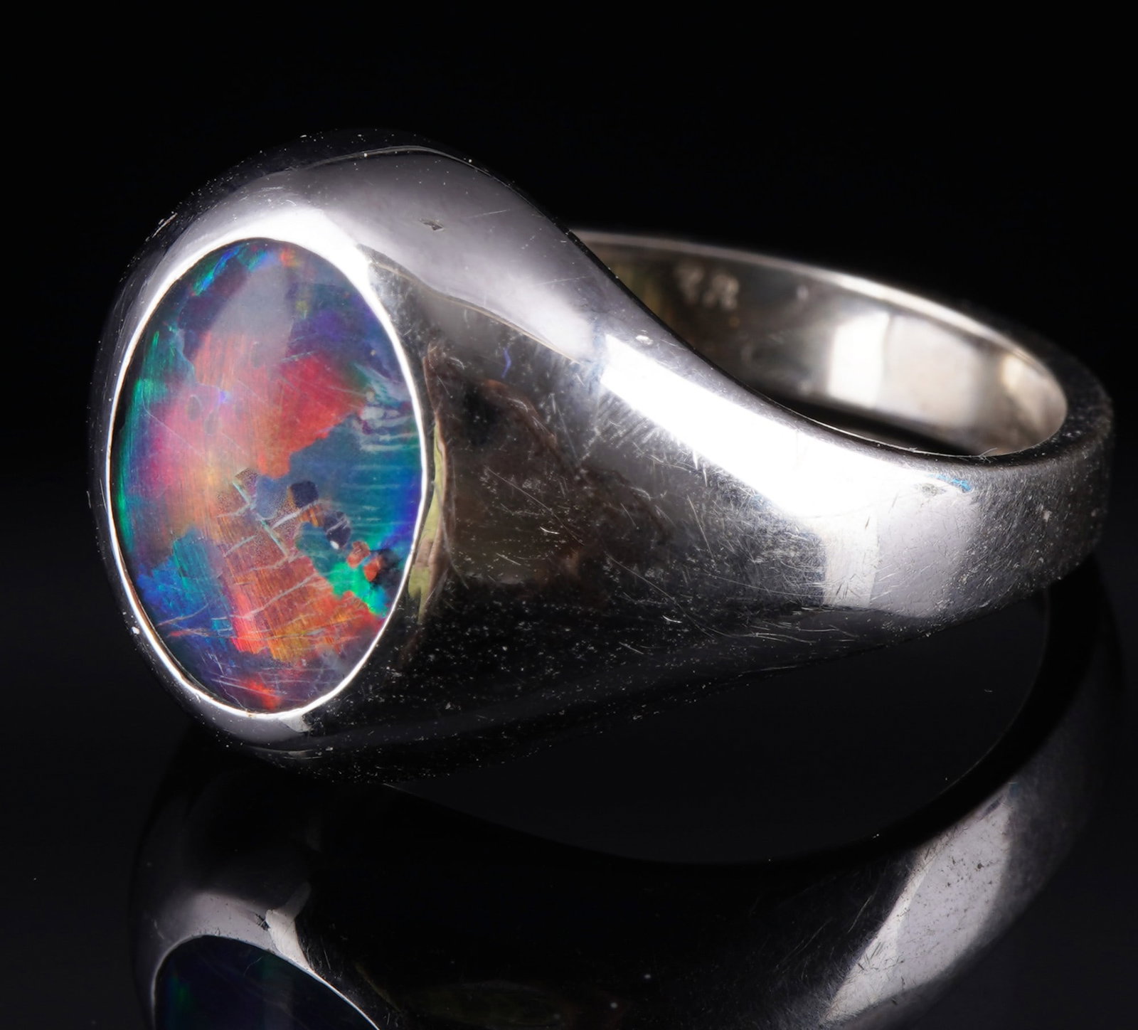 585 Gold Ring mit Opal,: WG 585 white gold, stamped 585, elegant 585 gold ring with an opal in shades of blue, green, red and violet, H 24 mm, size 55 / 17.5 mm, weight 5.2 grams, scratches on the opal