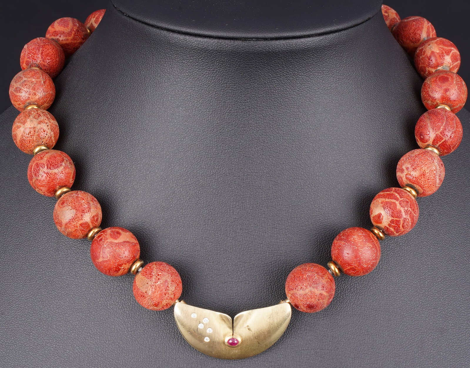 Sponge coral necklace with large 585 gold clasp,: 14k gold (585), stamped 585, necklace with large, spherical beads of red sponge coral in a warm red tone with natural veining. The pendant, which serves as the clasp, is made of 14k yellow gold and