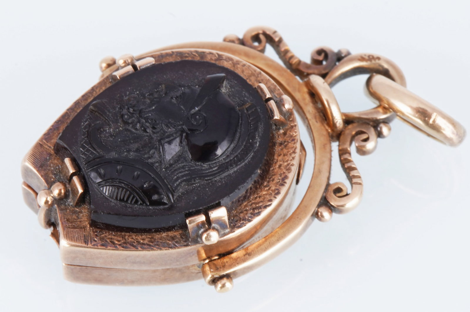 585 gold medallion pendant with onyx cameo around 1870, - 2