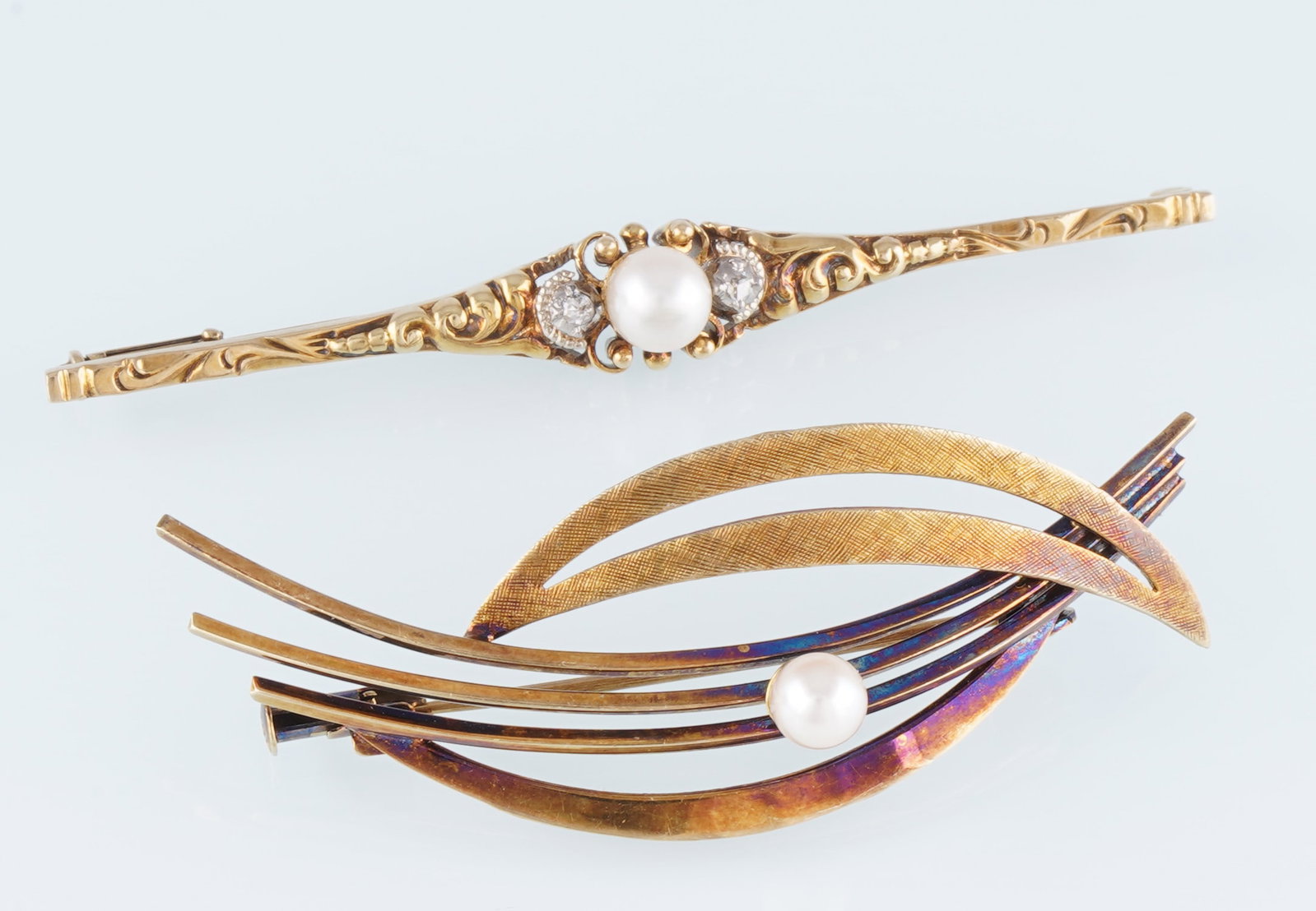 585 Gold 2 Brooches,: 585 yellow gold, stamped 585, Art Nouveau bar brooch with pearl and two diamonds, L 55 mm, brooch with pearl, L 47 mm, weight 7.8 g
