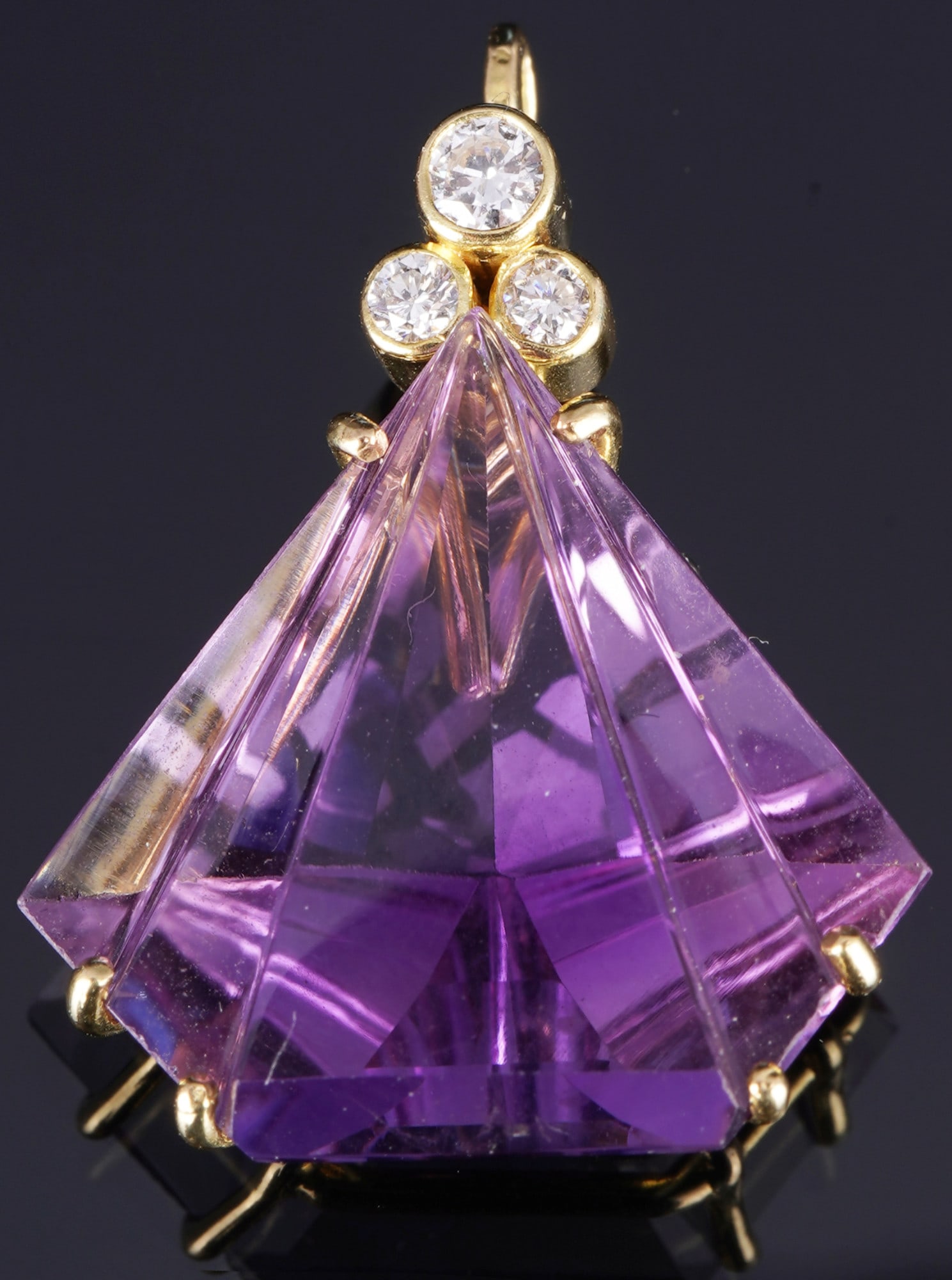 750 gold pendant with large amethyst and diamond setting,: 750 yellow gold, tested, not hallmarked, elegant pendant in 750 yellow gold with a large amethyst and three brilliant-cut diamonds, H 27 mm x W 20 mm, weight 5.5 grams