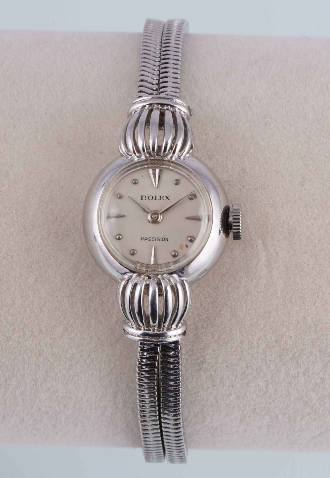 Rolex Precision 750 Gold Damen Cocktailuhr,: Manual winding, round 18k white gold case, with ribbed lugs on both sides, cream-colored dial with silver indices, hallmarked on the side of the case and at the lug, 14k white gold bracelet (replaced 