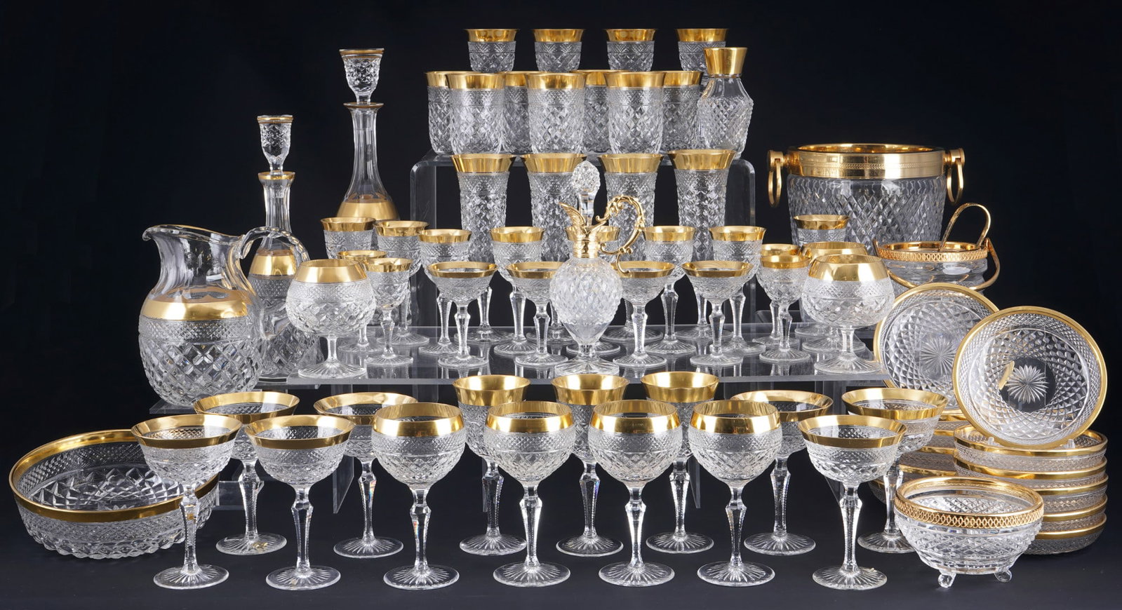 Josephinenhuette 69-piece glass lot,: 69-piece lead crystal, partly etched / company sticker, wide gold rim & incised decoration, 1x carafe H 33 cm x D 11 cm, 1x carafe H 30 cm x D 9.5 cm, 1x jug H 18.5 cm x D 13 cm, 1x ice cube bucket