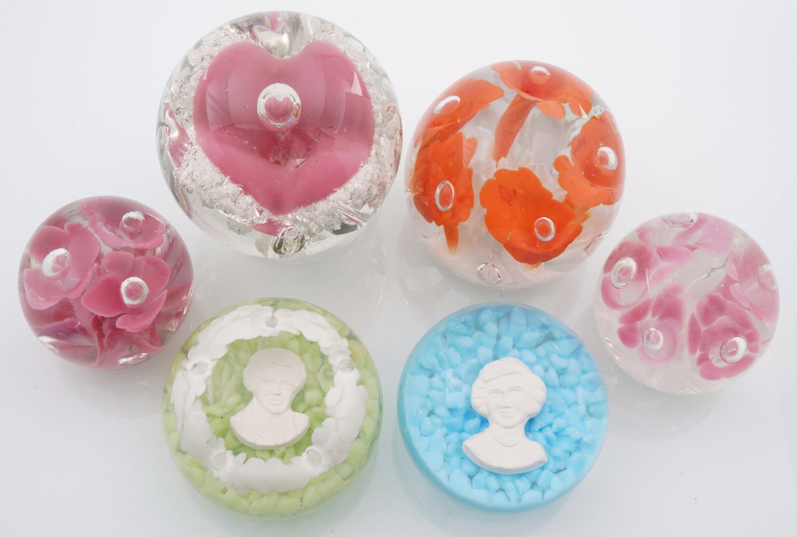 St. Clair - 6 Paperweights Flowers and Portraits (1 of 6)