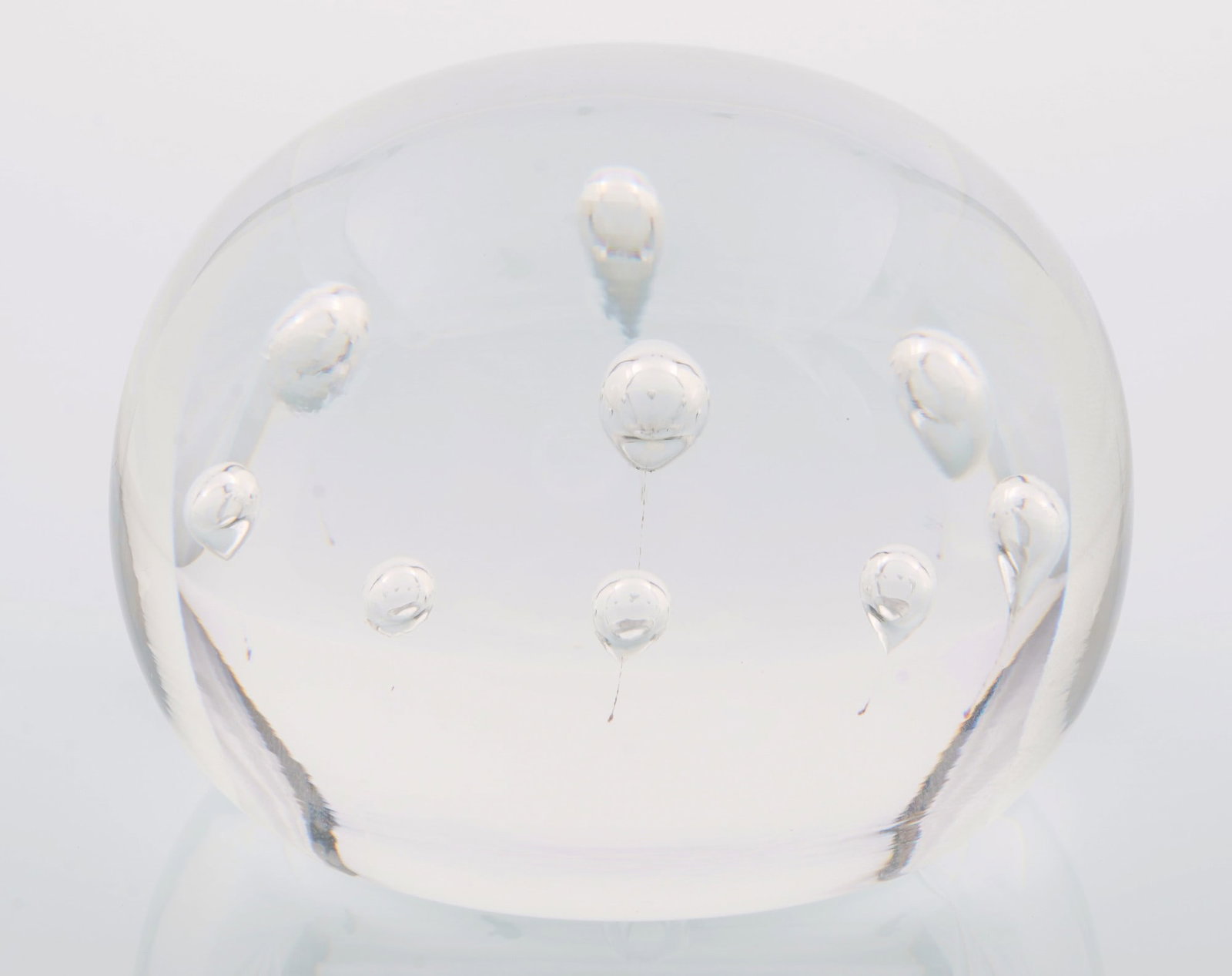 St. Louis paperweight with air bubbles,: Colorless crystal glass with air inclusions, St. Louis, France, with etched mark on the base, H 5.5 cm x D 7.5 cm, Provenance: Private collection, Krefeld, North Rhine-Westphalia