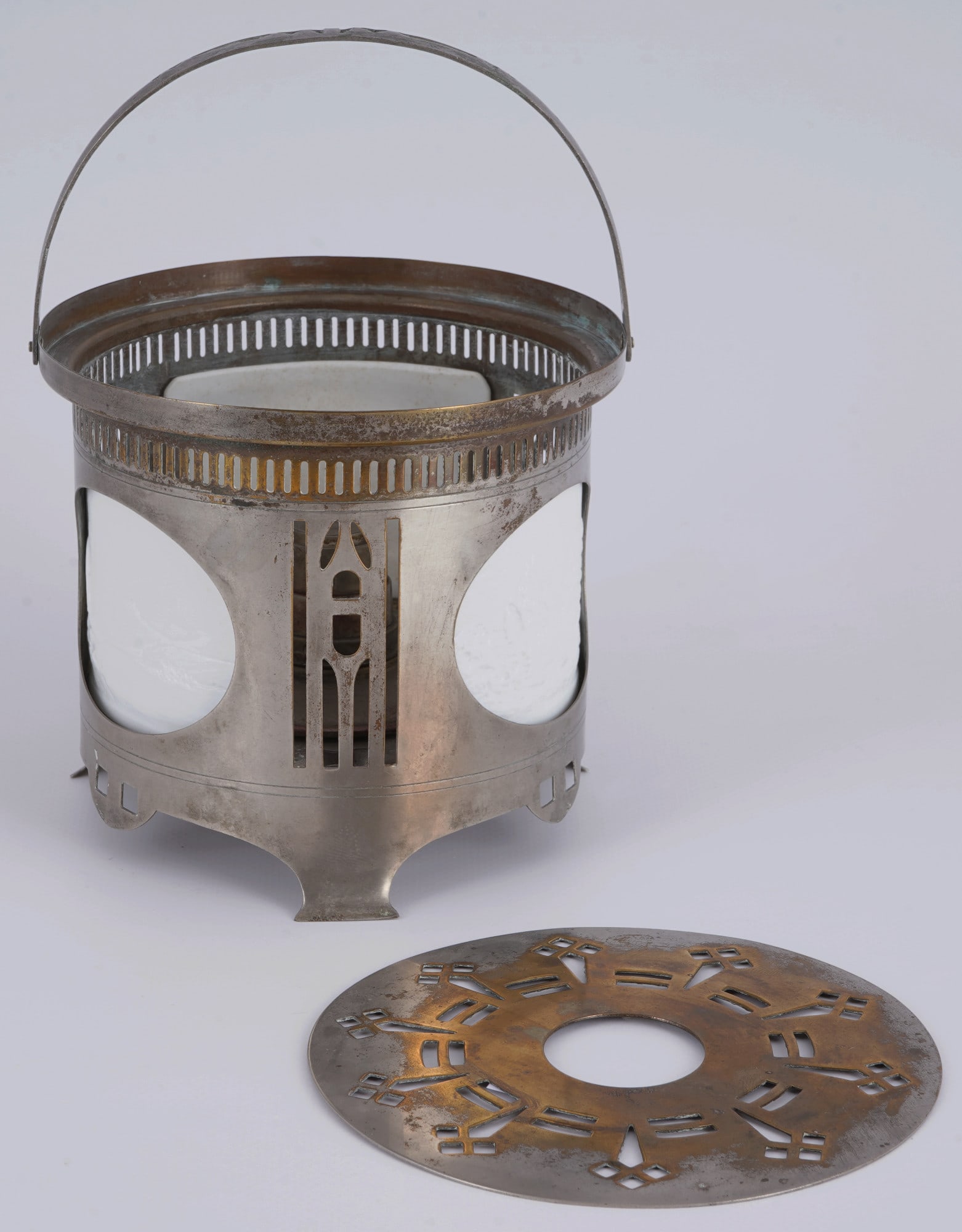 Round stove with three different landscape scenes, - 11