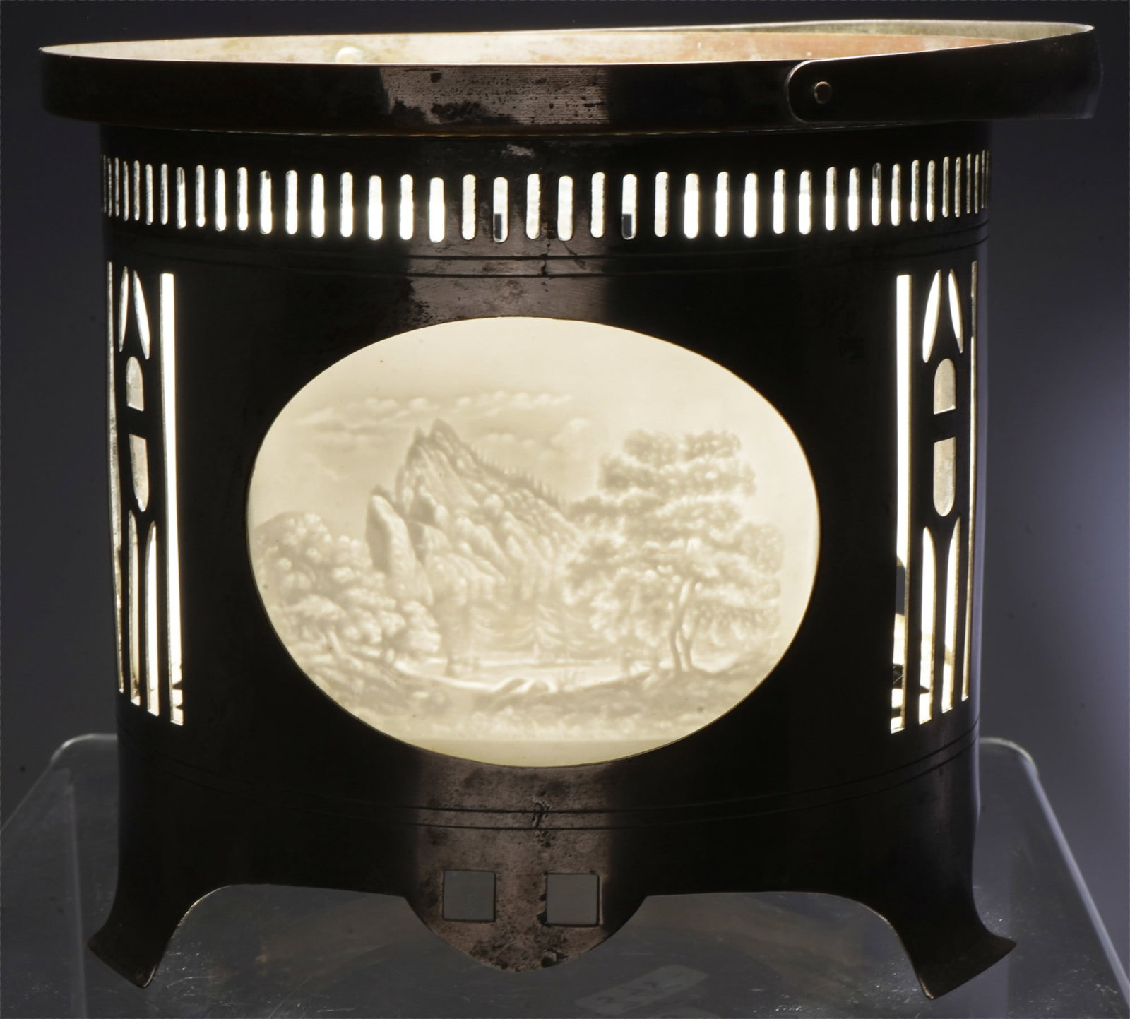 Round stove with three different landscape scenes, - 2
