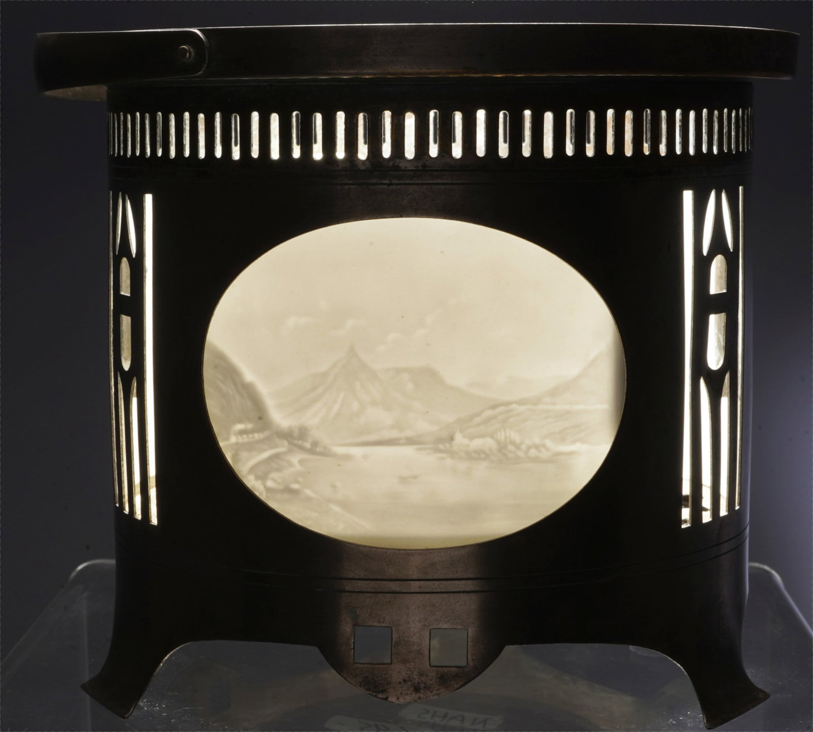 Round stove with three different landscape scenes, - 5