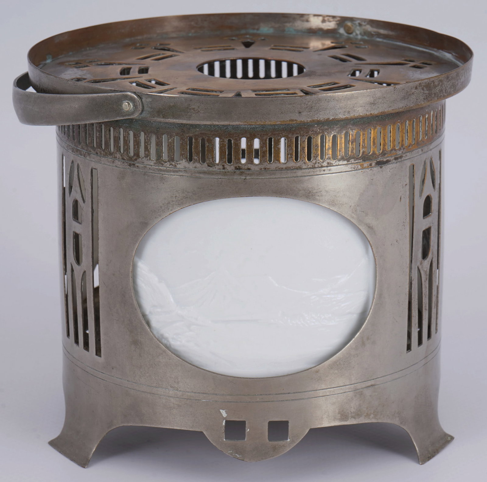 Round stove with three different landscape scenes, - 6