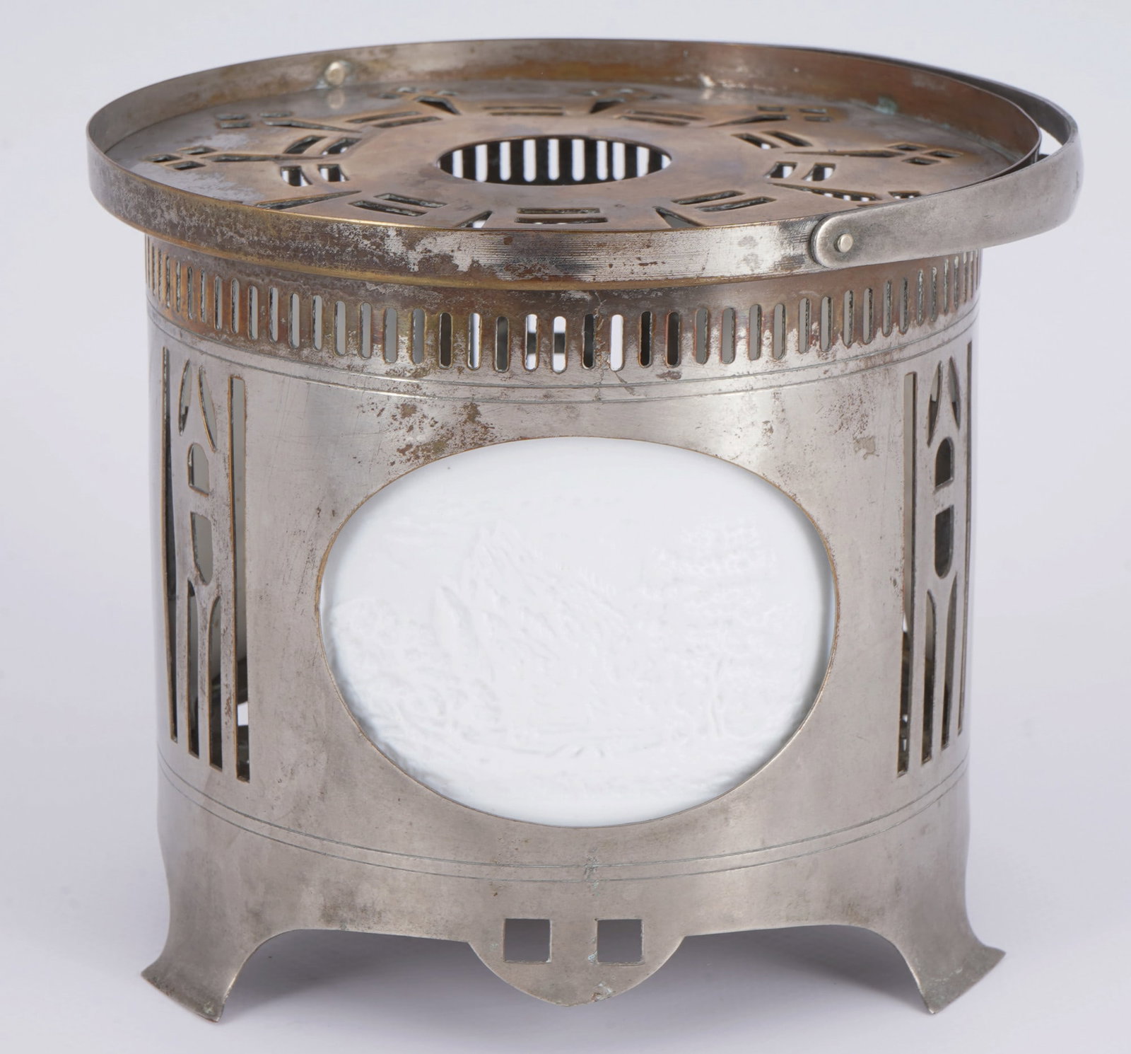 Round stove with three different landscape scenes, - 8