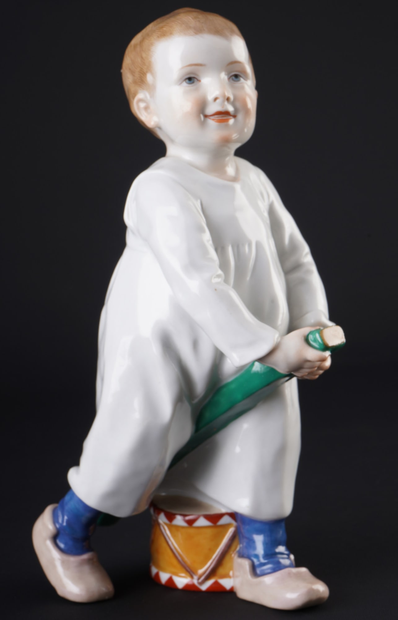 Meissen Hentschel Child with stick and drum 1st choice - Konrad HENTSCHEL,: porcelain, blue sword mark 1st choice, Pfeiffer period 1924-1934, design by Julius Konrad HENTSCHEL (1872-1907) around 1905, child with stick and drum, model no. W119, painter's no. 17, H 19 cm x W 11