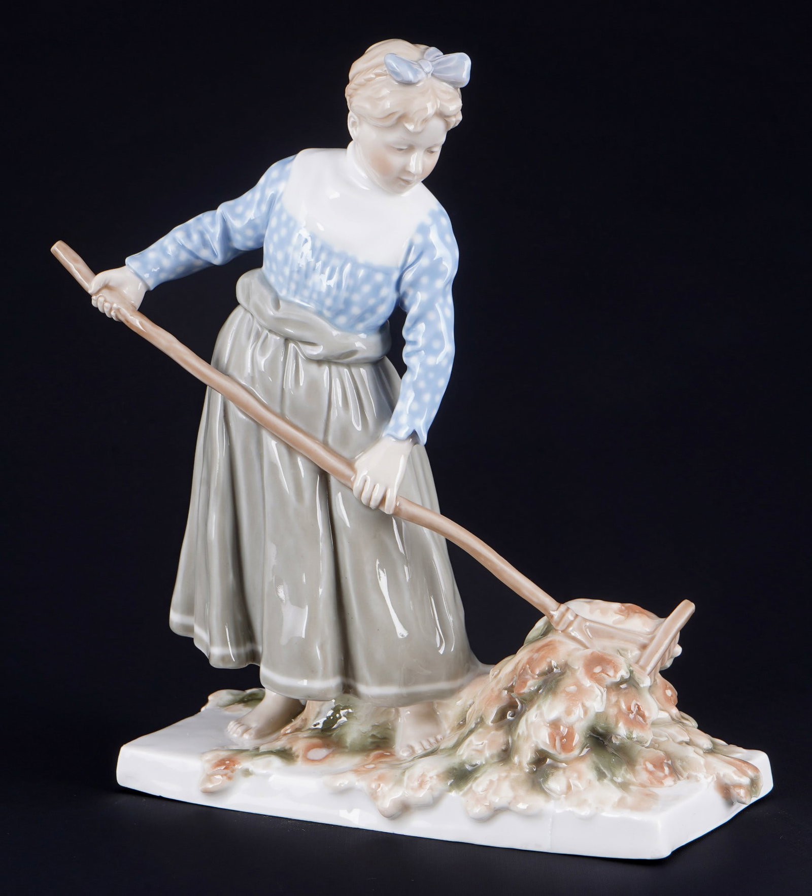 Meissen Art Nouveau girl with rake 1st choice - Max Hermann FRITZ, (1 of 6)