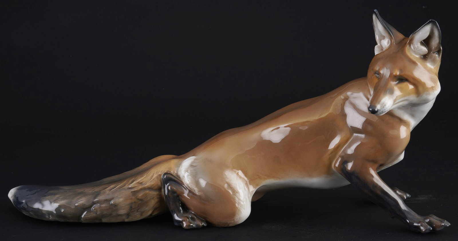 Rosenthal creeping fox - Th. KaeRNER,: porcelain, green company mark, design by Theodor KaeRNER (1884-1966) around 1940, creeping fox, model no. 1538, H 19,5 cm x B 41,5 cm x T 14,5 cm