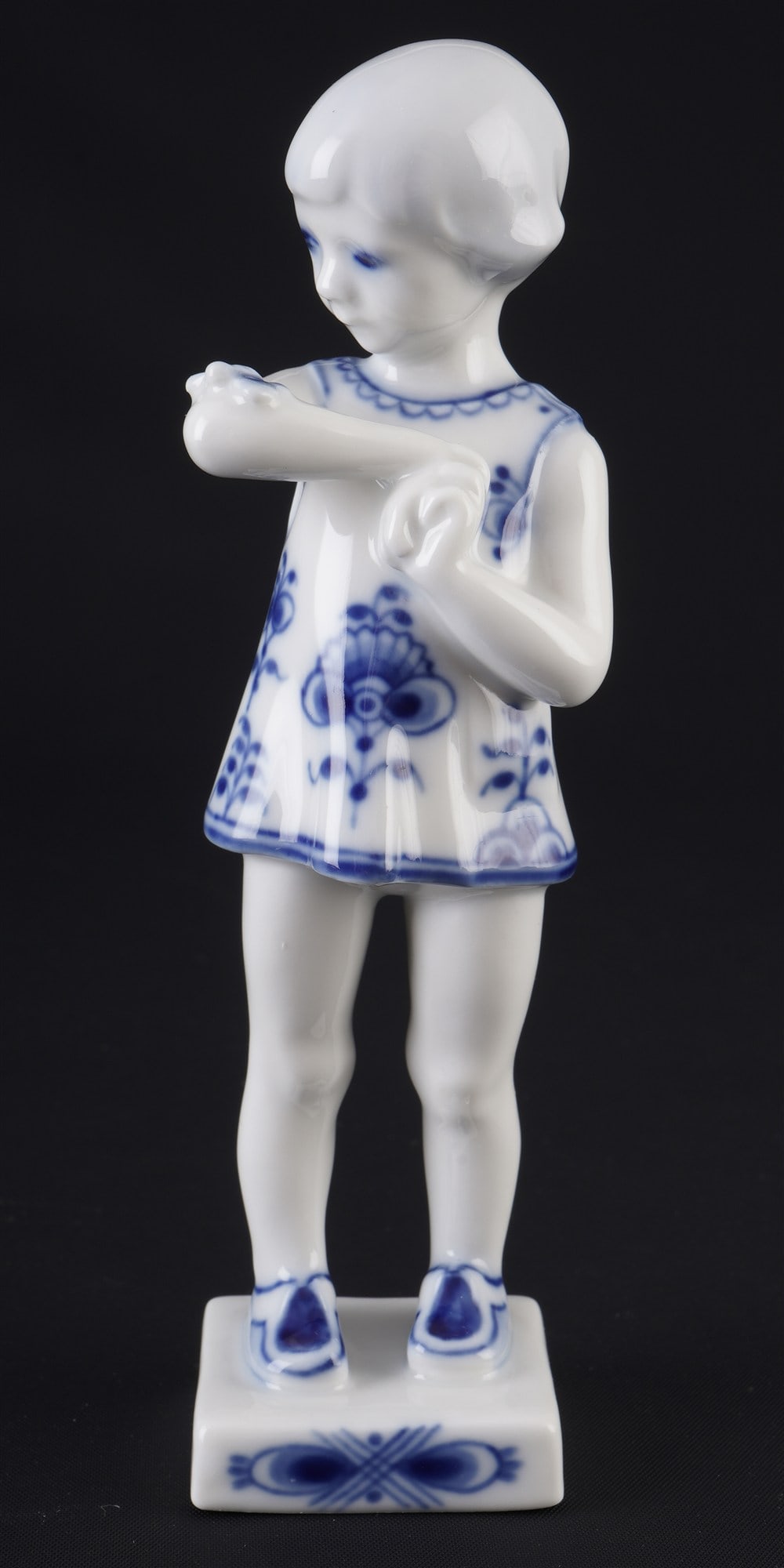 Royal Copenhagen Musselmalet Girl with Butterfly 4795 - Hanne VARMING,: Porcelain, Denmark, with green company mark and blue waves, designed by Hanne Varming (1939-2022), girl with butterfly, Musselmalet decor, model no. 4795, H 15.5 cm