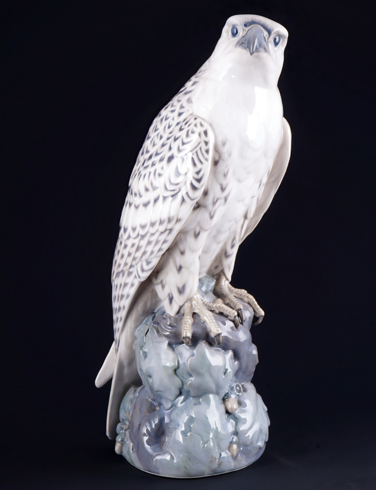 Royal Copenhagen Art Nouveau large icelandic falcon - Peter HEROLD,: porcelain, Denmark, with green company mark and blue waves, designed by Peter HEROLD around 1913, icelandic falcon on oak leaf base, model no. 1661, manufactured 1913-1922, H 41 cm x W 15 cm x D 21 cm
