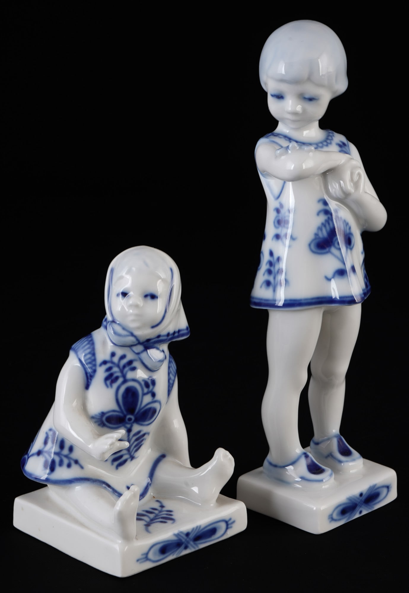 Royal Copenhagen Musselmalet seated girl and girl with butterfly 4793/4795 - Hanne VARMING,: porcelain, Denmark, with green company mark and blue waves, designed by Hanne VARMING (1939-2022), decor Musselmalet, 1x seated girl #4793 H 9 cm x W 6 cm, 1x girl with butterfly #4795 H 15.5 cm x W 4