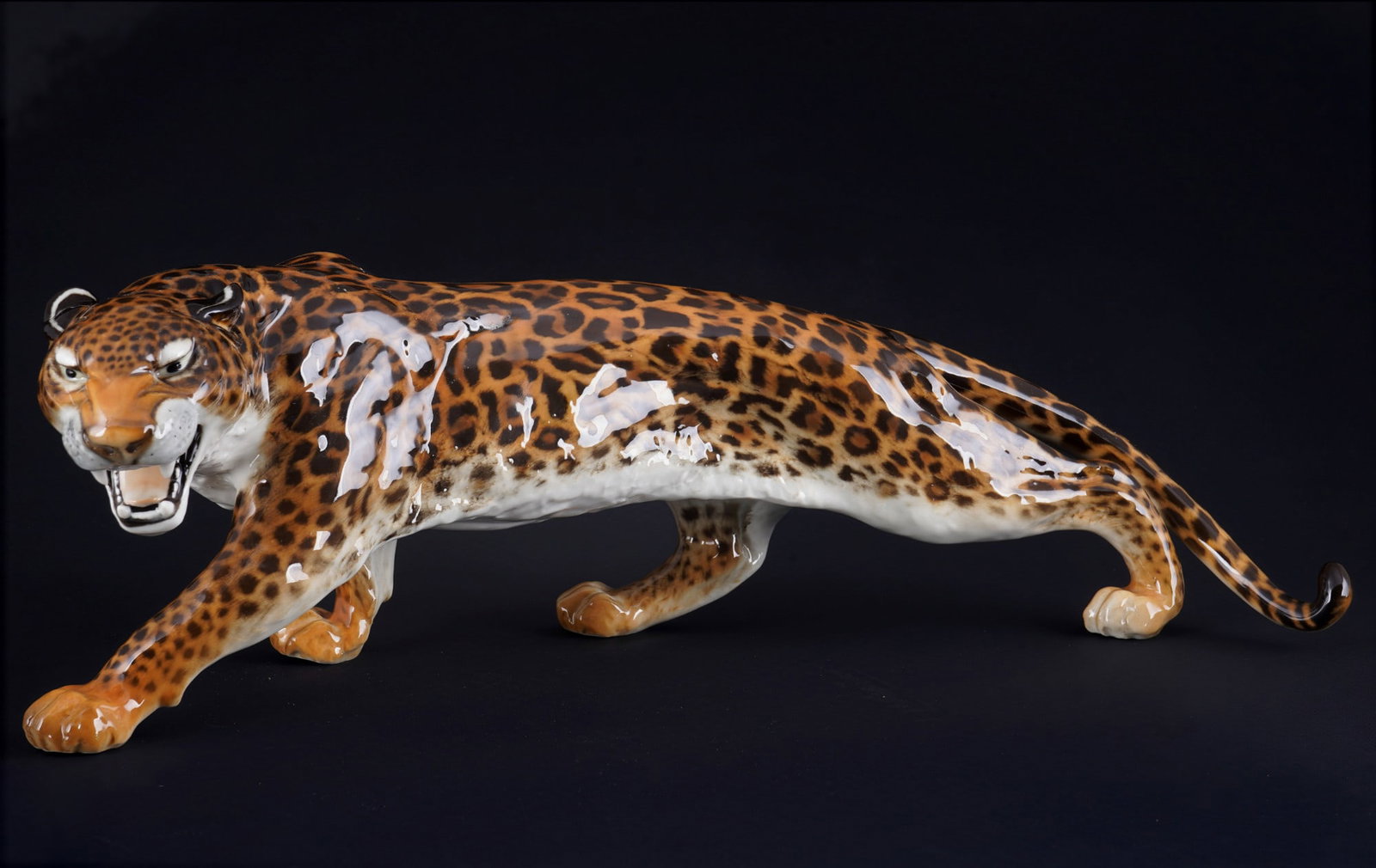 Hutschenreuther large striding leopard - Guenther GRANGET,: porcelain, green company mark, design by Gunther GRANGET (1932-2010), striding leopard, H 15 cm x L 45 cm x W 16.5 cm