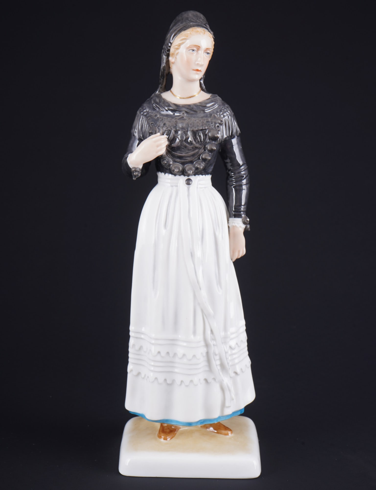 Allach frisian farmer's wife - Richard FoeRSTER,: porcelain, green SS Allach company mark 1935?1945, design by Richard FoeRSTER (1873-1956), German sculptor, first studied at the Staedelsches Kunstinstitut in Frankfurt am Main and studied from 1899 t