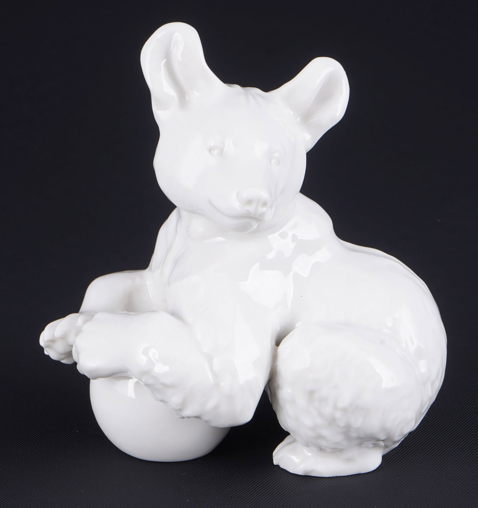 Allach little bear with ball - Th. KaeRNER,: porcelain, green SS Allach company mark 1935?1945, design by Theodor KaeRNER (1884-1966), young bear cup with ball, model no. 9, H 8 cm x W 7.5 cm x D 5 cm