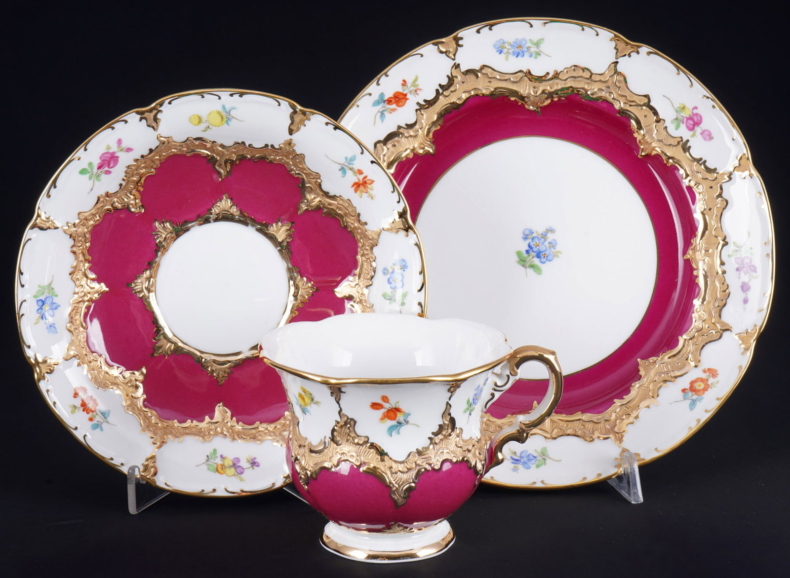 Meissen B-Form Strewn Flowers purple coffee place setting,: porcelain, blue sword mark with two grinding strokes 2nd choice, decor B-Form purple with Strewn Flowers, golden bronze, 1x cup H 8 cm x D 9.5 cm, 1x saucers D 16.5 cm, 1x dessert plate D 20 cm, gold 
